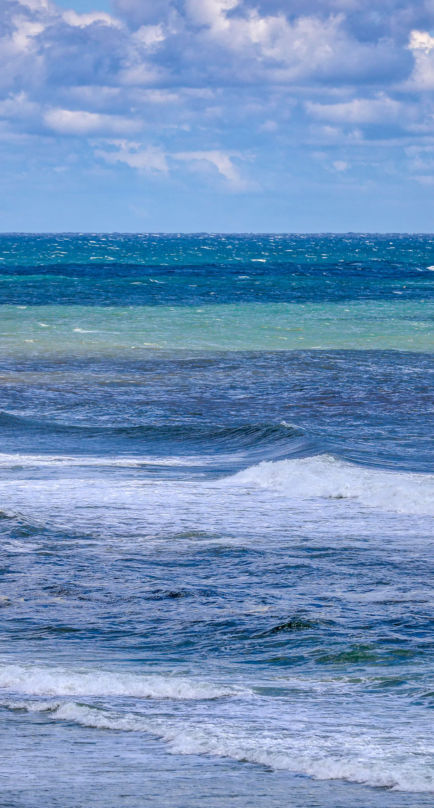 Beachfront condo with balcony view & pool - snowbird-friendly