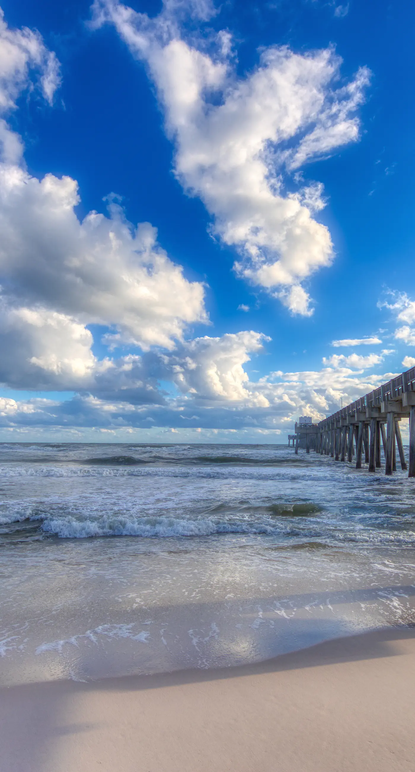 Beachfront condo with balcony view & pool - snowbird-friendly