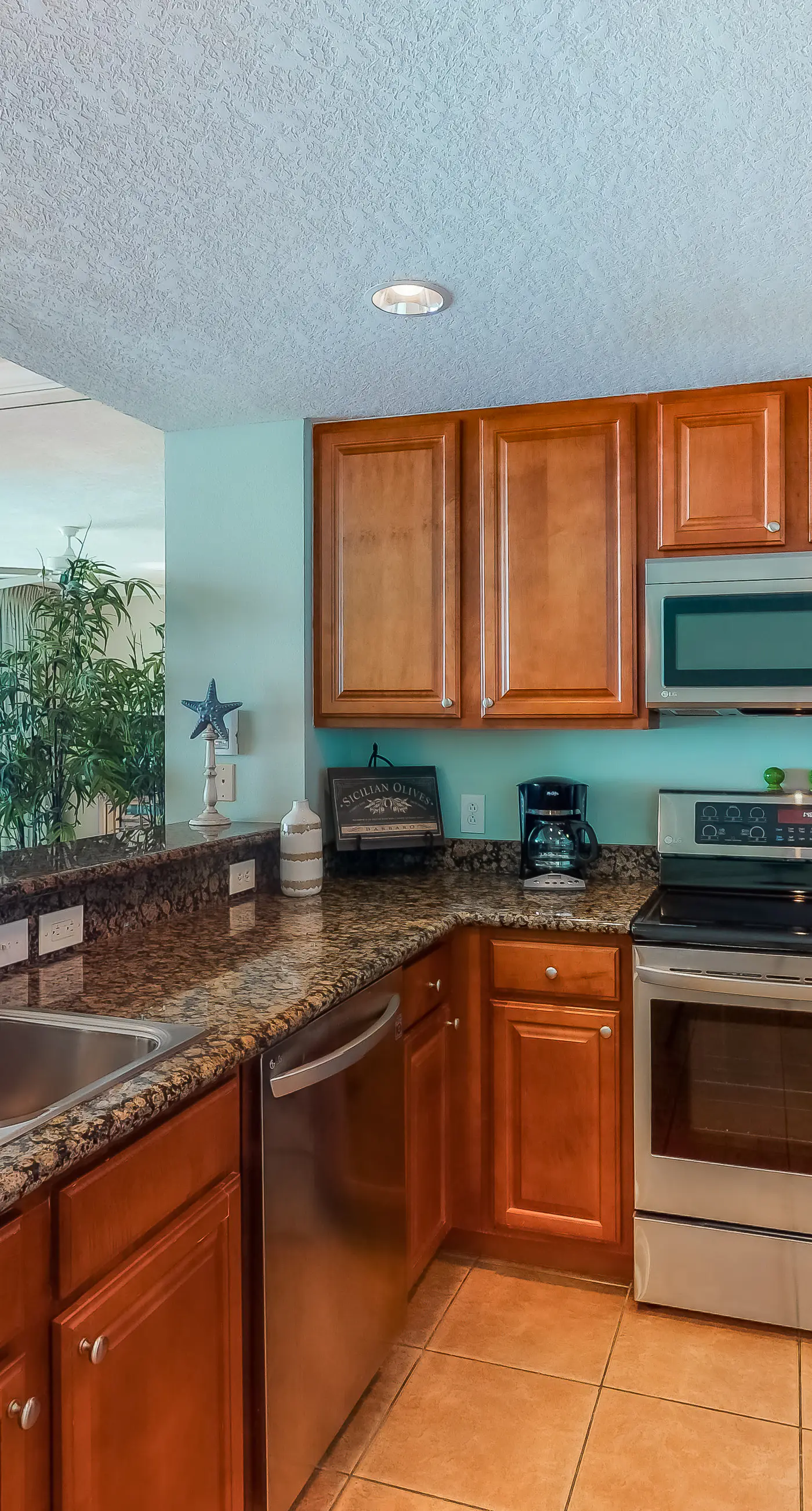 Gulf-facing condo with pool, scenic balcony, beach service & beach access