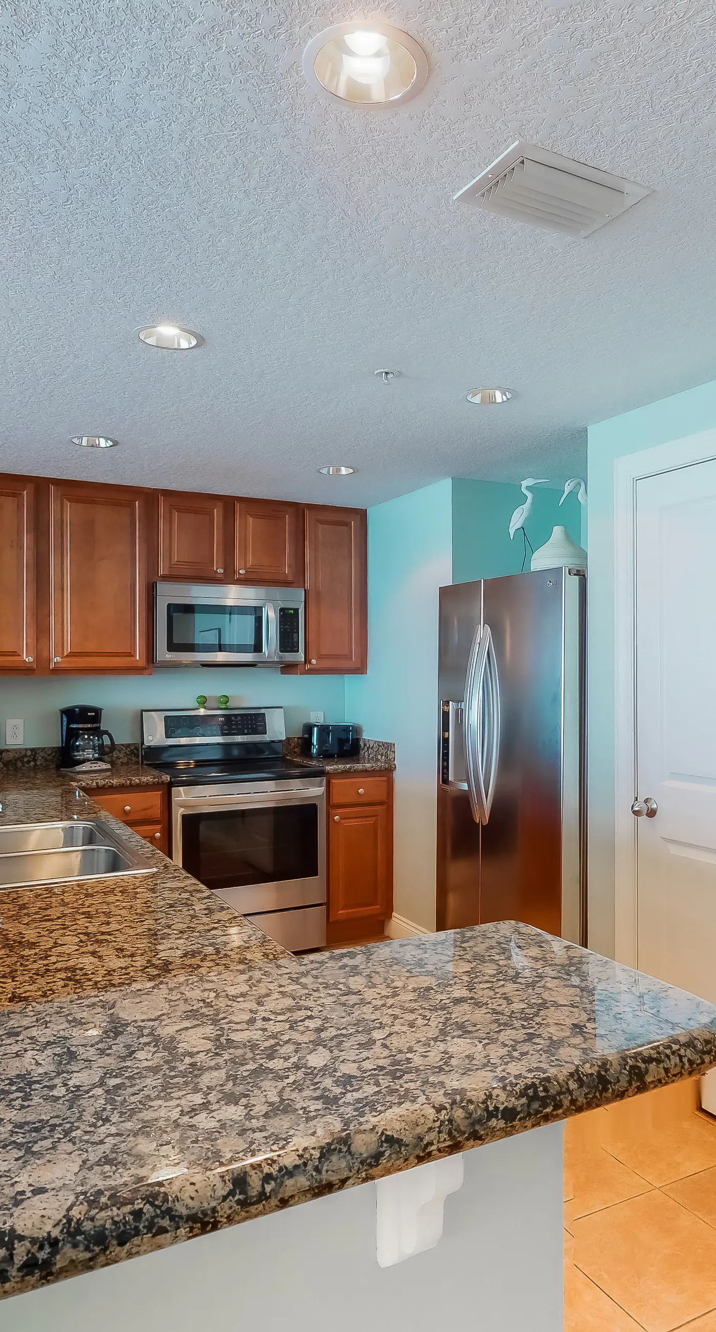 Gulf-facing condo with pool, scenic balcony, beach service & beach access