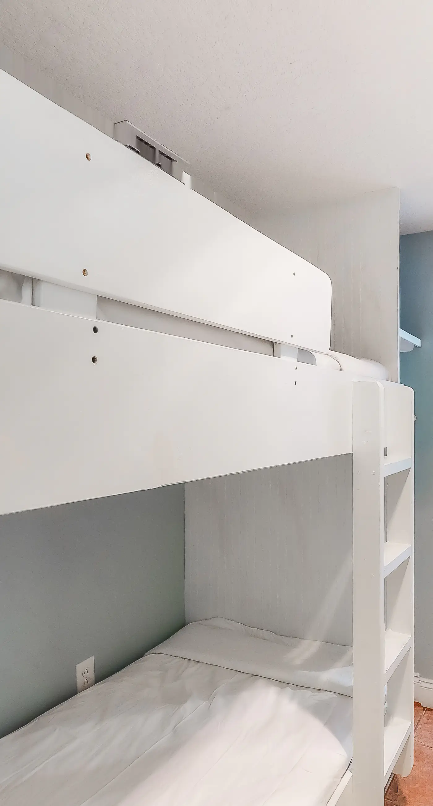 Gulf-facing condo with pool, scenic balcony, beach service & beach access