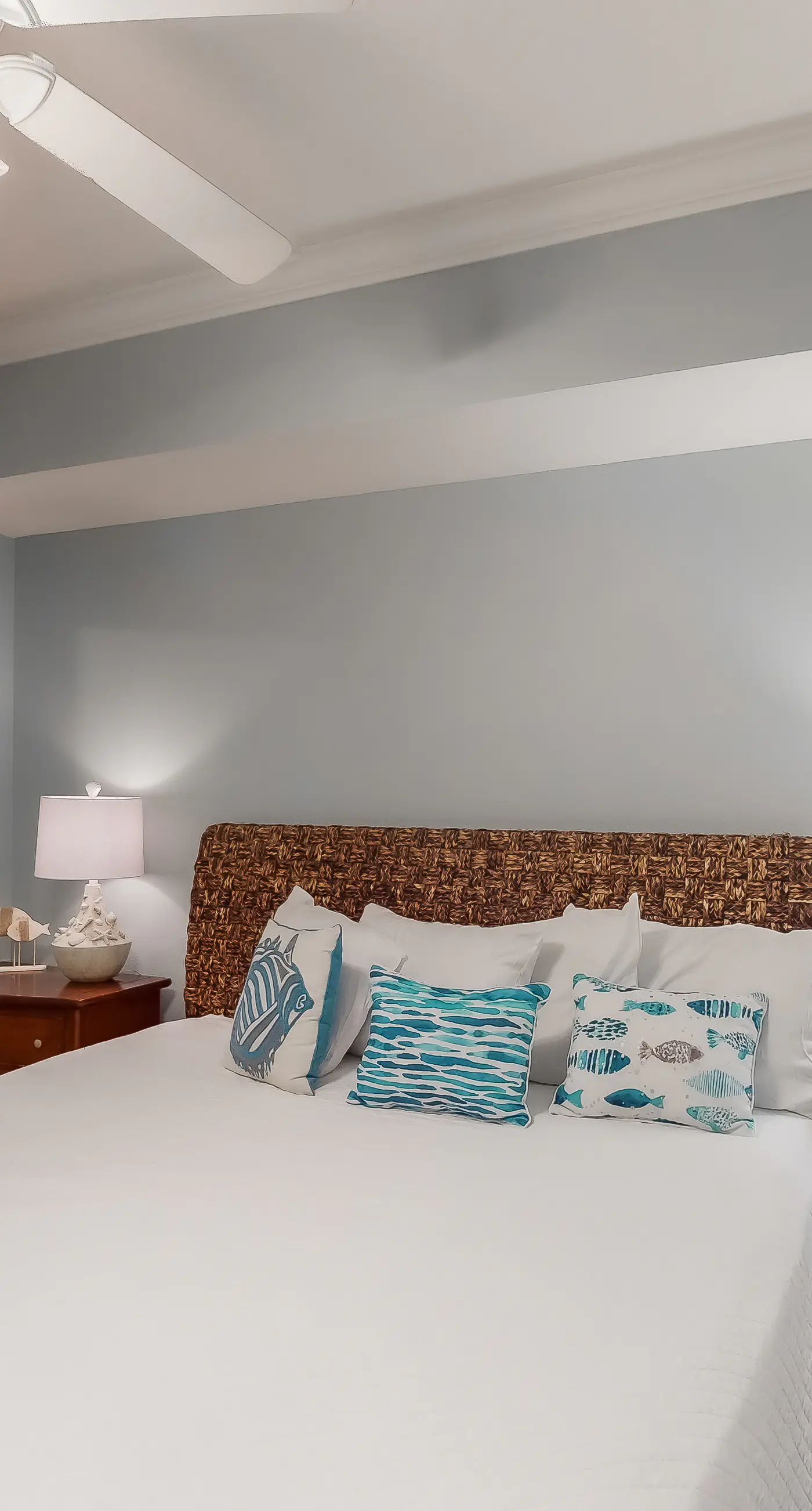 Gulf-facing condo with pool, scenic balcony, beach service & beach access