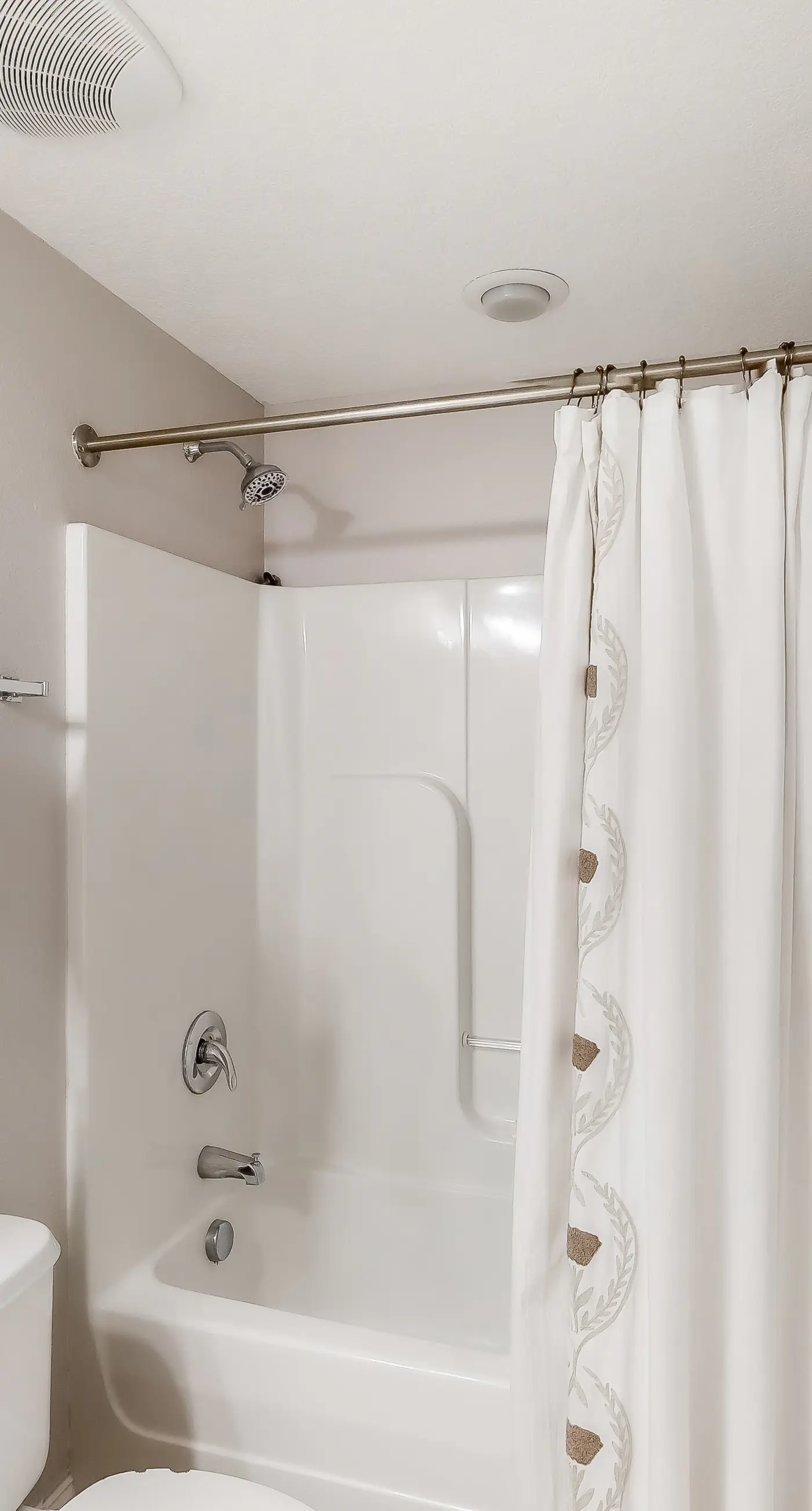 Gulf-facing condo with pool, scenic balcony, beach service & beach access