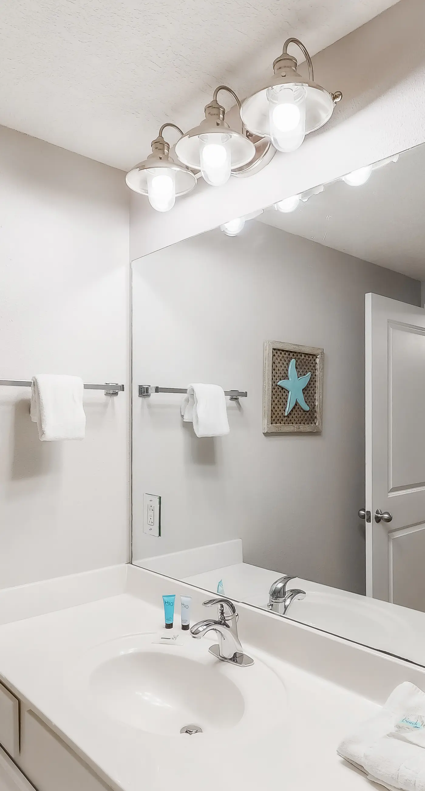 Gulf-facing condo with pool, scenic balcony, beach service & beach access