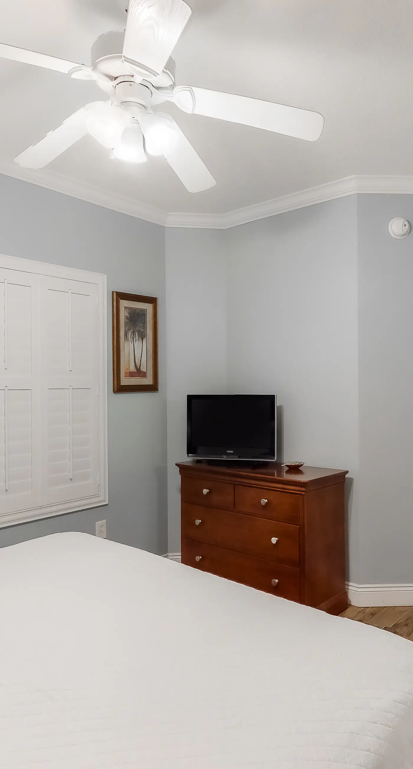 Gulf-facing condo with pool, scenic balcony, beach service & beach access