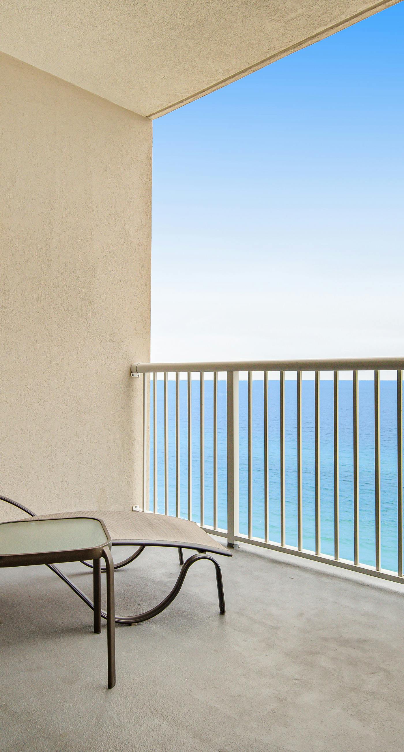 Panama City paradise on the beach with pool & balcony view