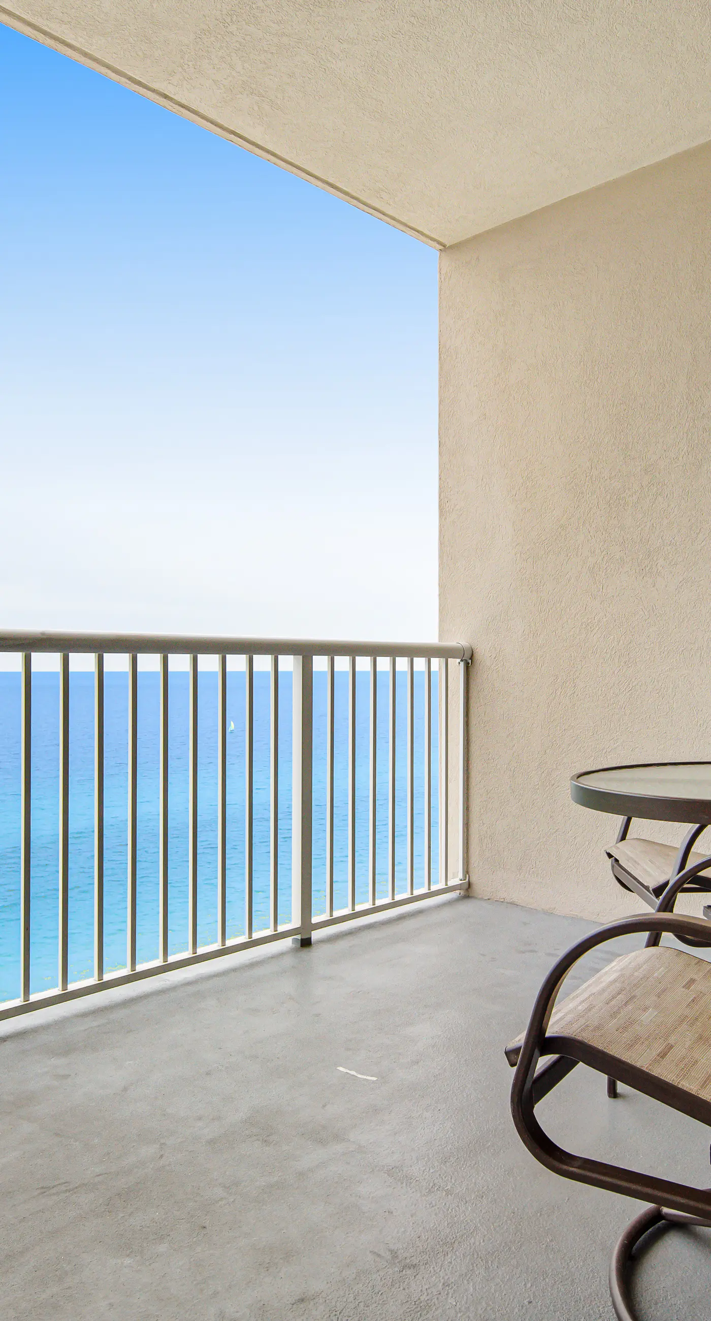 Panama City paradise on the beach with pool & balcony view