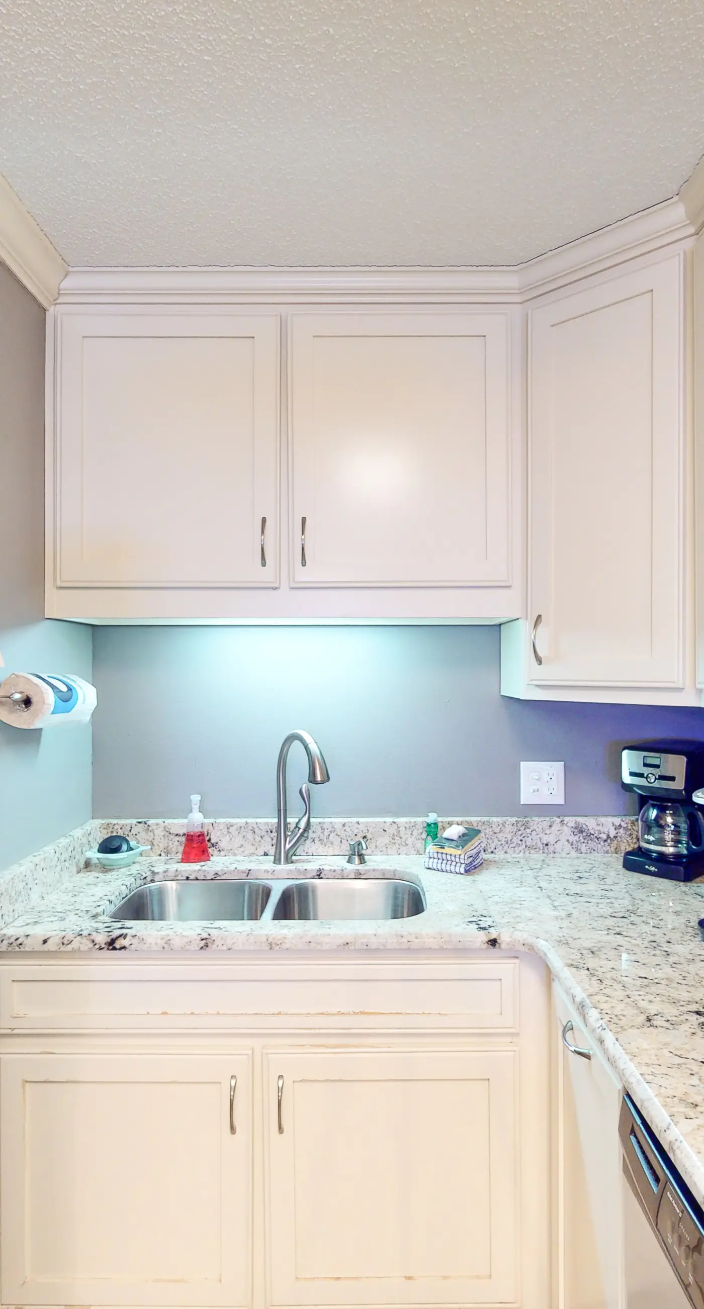 Beachfront condo with ocean-view balcony, pools, hot tub, gym, central AC, & W/D