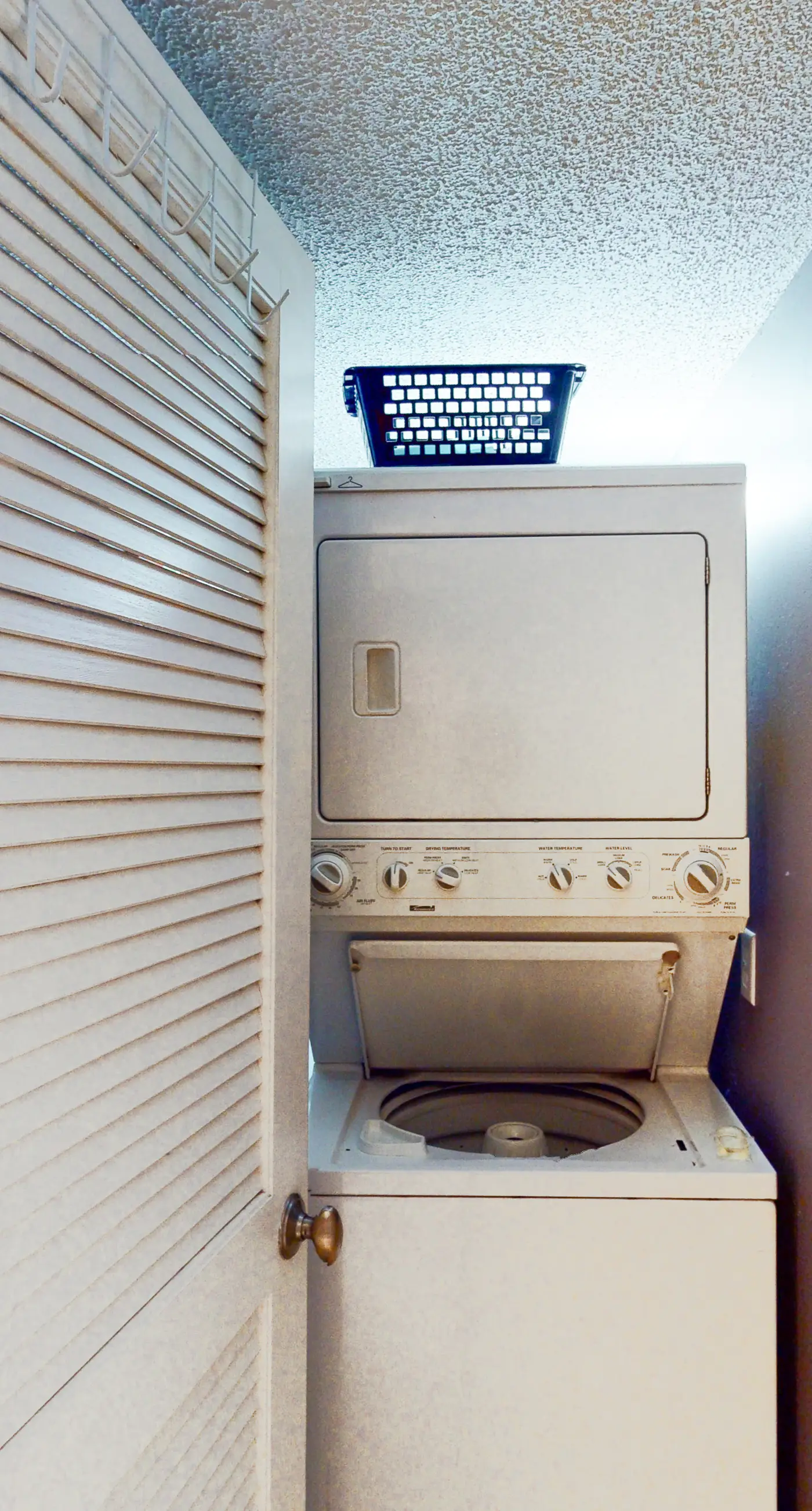 Beachfront condo with ocean-view balcony, pools, hot tub, gym, central AC, & W/D