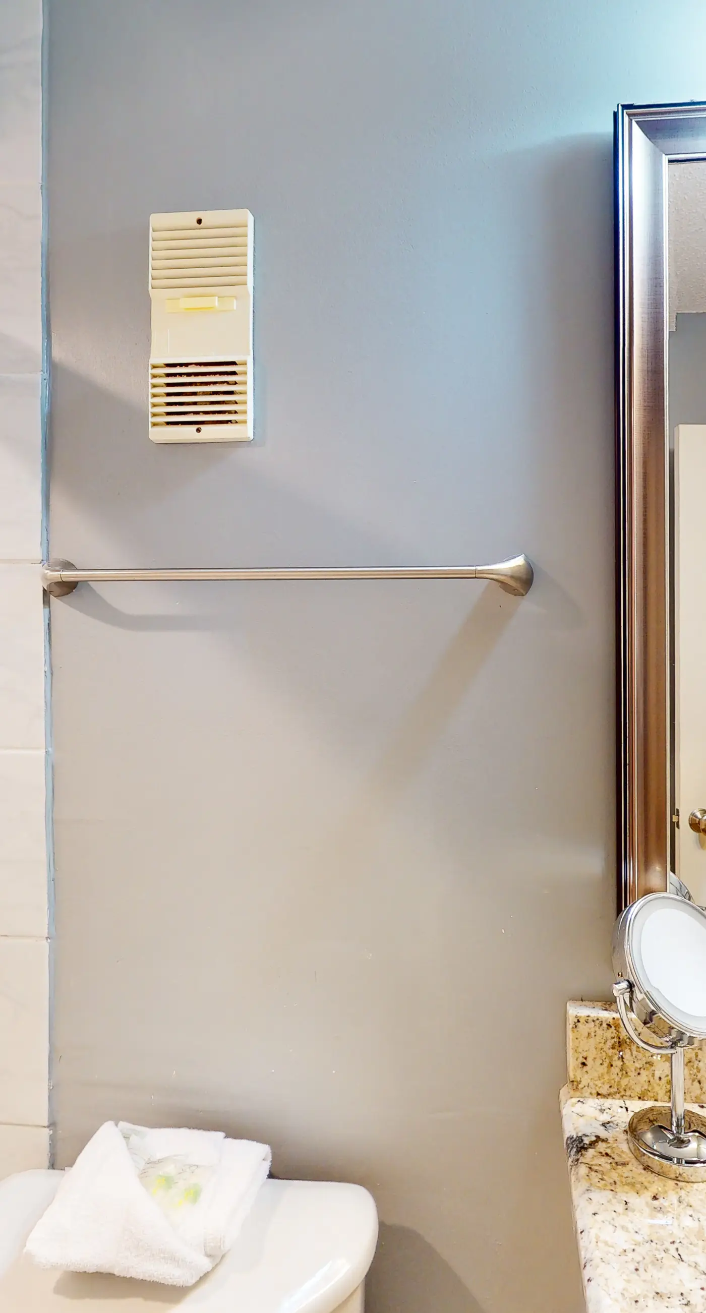 Beachfront condo with ocean-view balcony, pools, hot tub, gym, central AC, & W/D