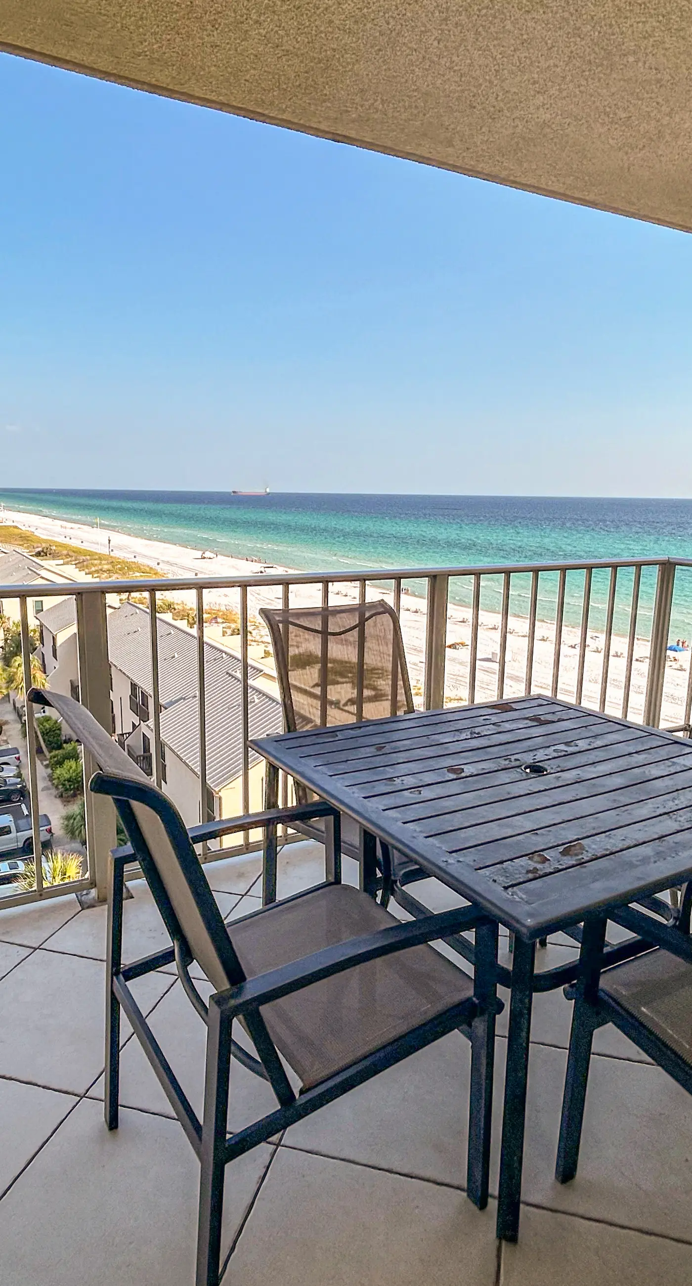 Beachfront Condo, gorgeous views, shared pool, hot tub, and beach access