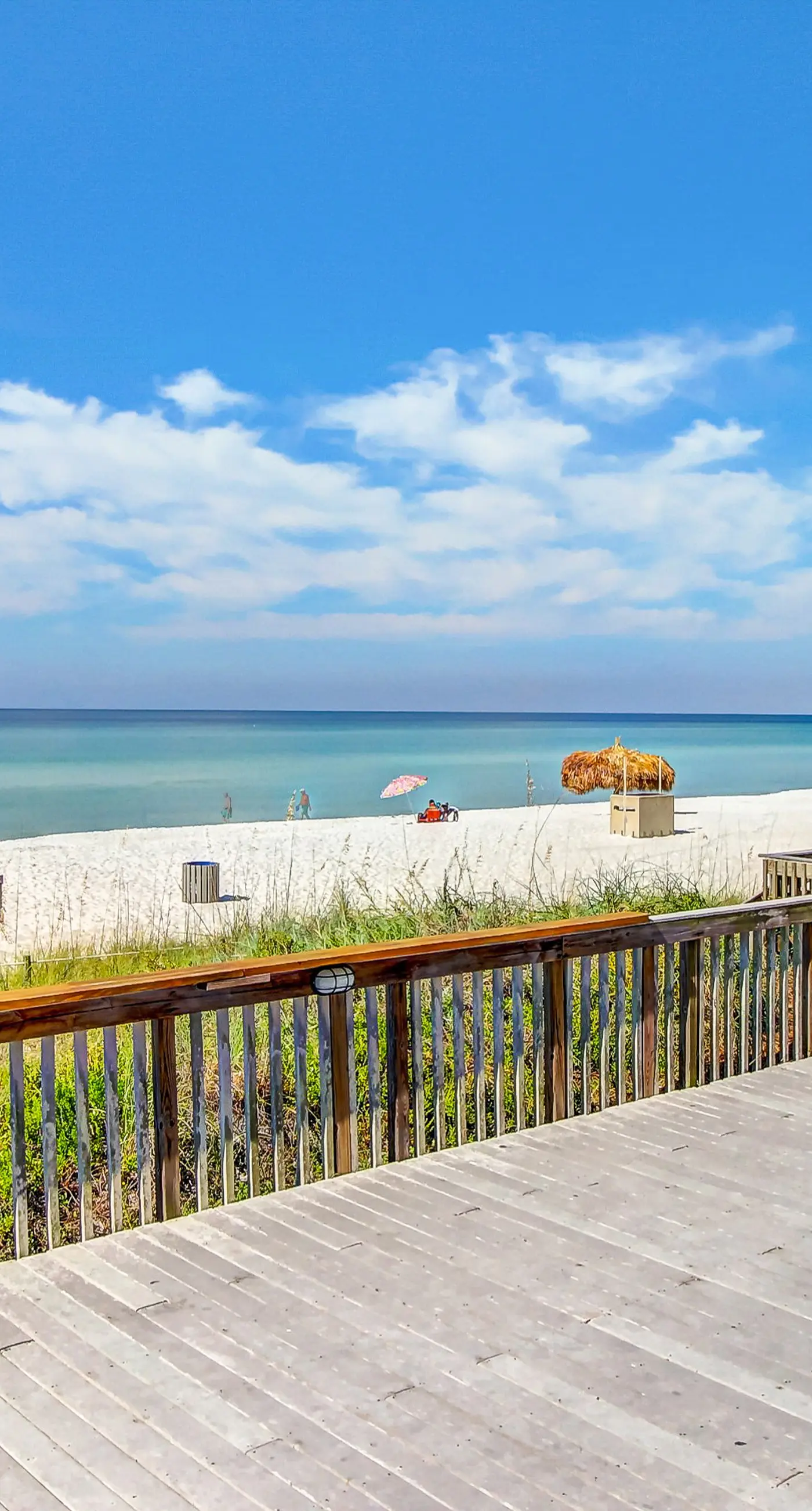 Beachfront Condo, gorgeous views, shared pool, hot tub, and beach access