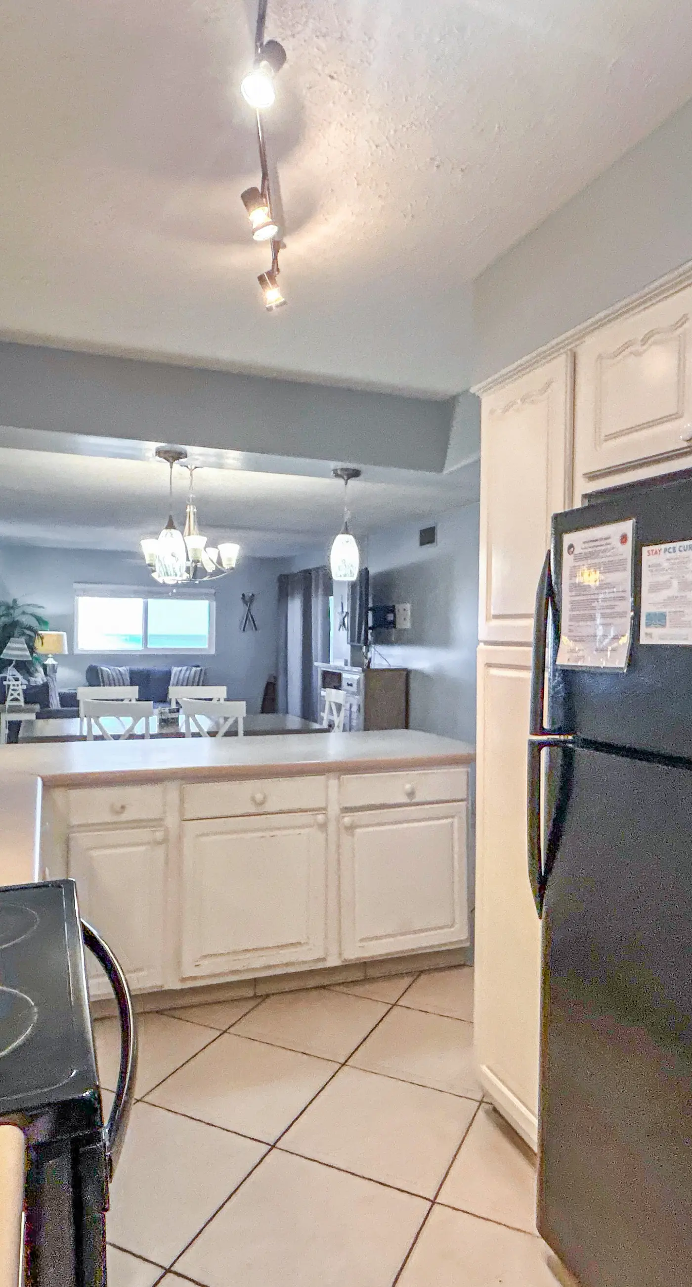 Beachfront Condo, gorgeous views, shared pool, hot tub, and beach access