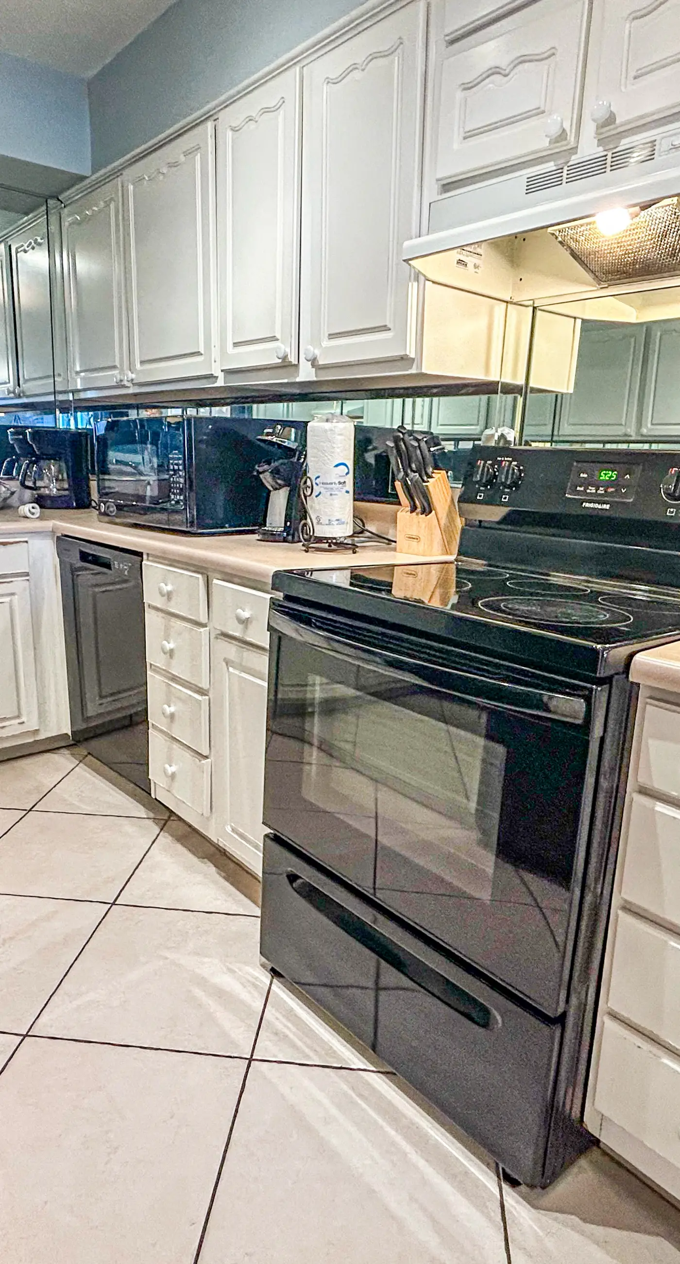 Beachfront Condo, gorgeous views, shared pool, hot tub, and beach access