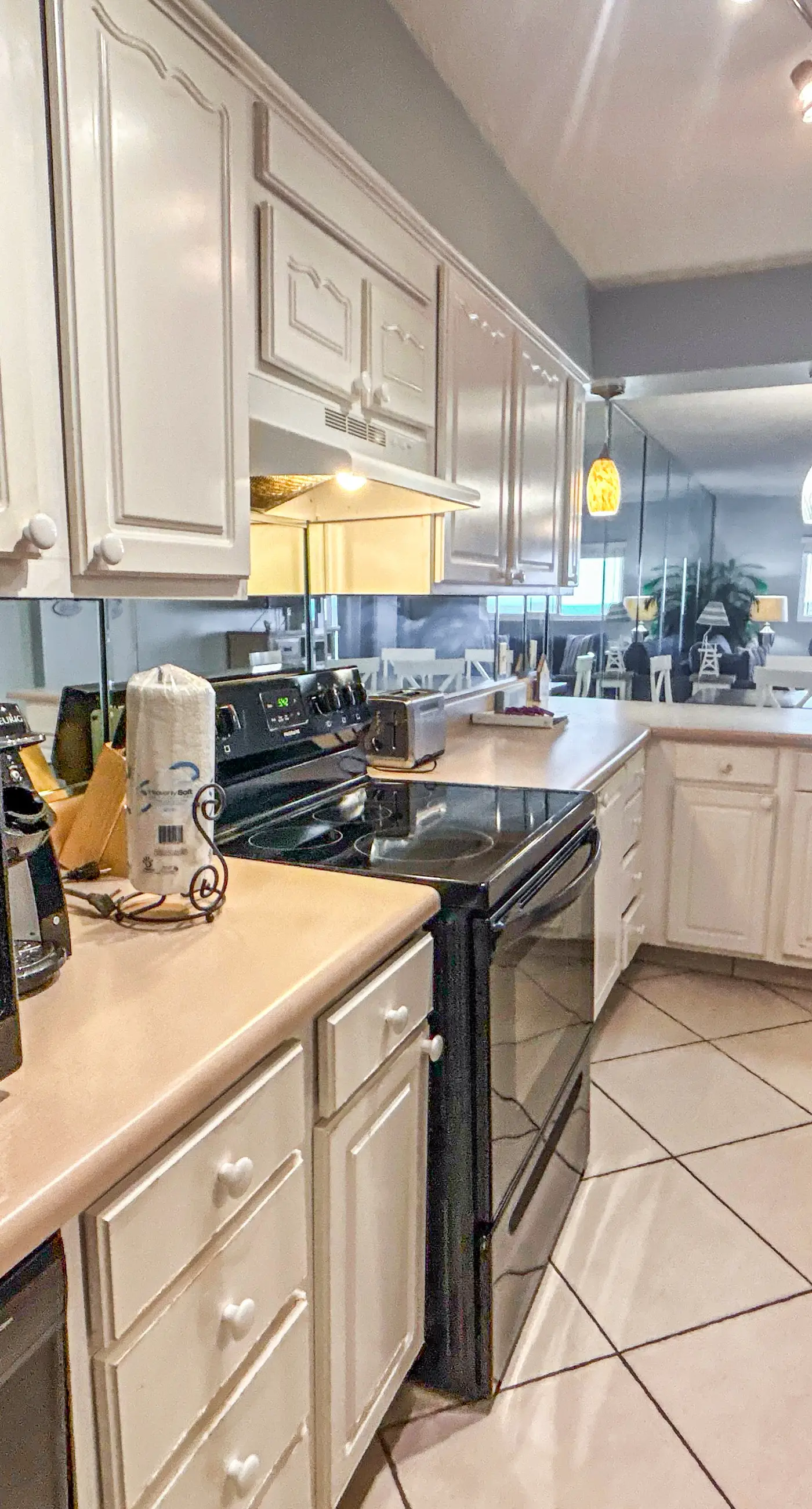 Beachfront Condo, gorgeous views, shared pool, hot tub, and beach access