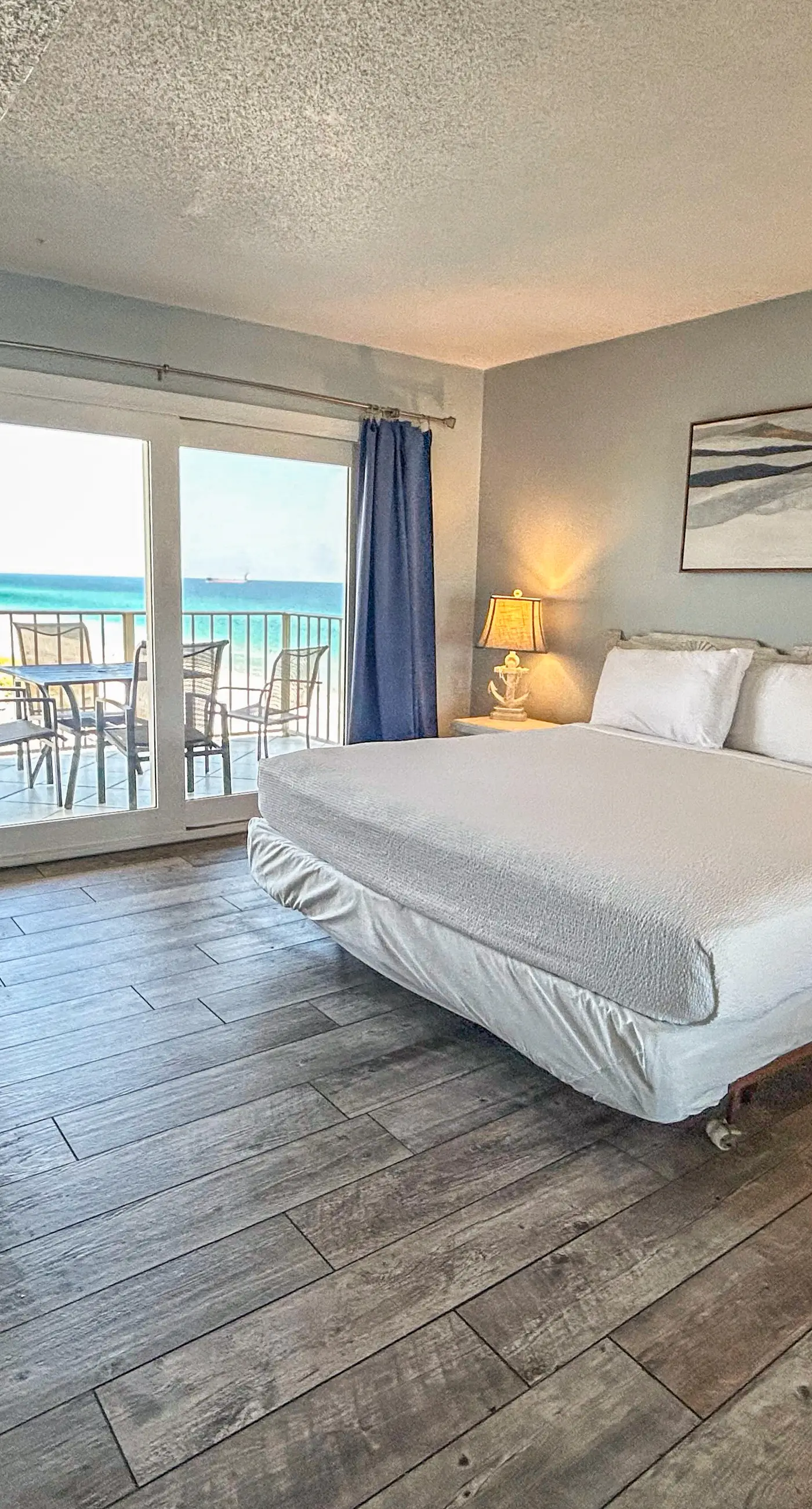 Beachfront Condo, gorgeous views, shared pool, hot tub, and beach access