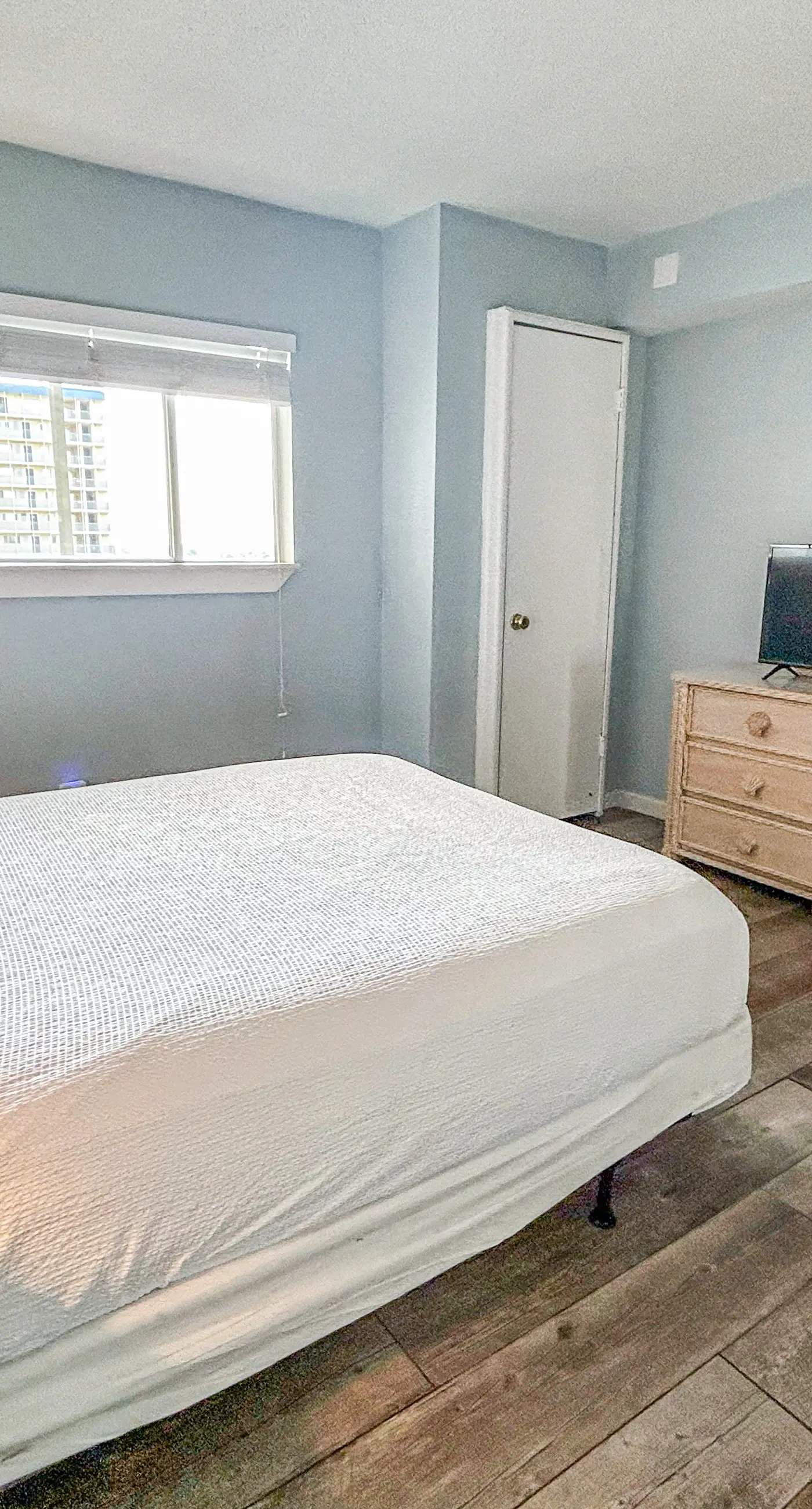 Beachfront Condo, gorgeous views, shared pool, hot tub, and beach access