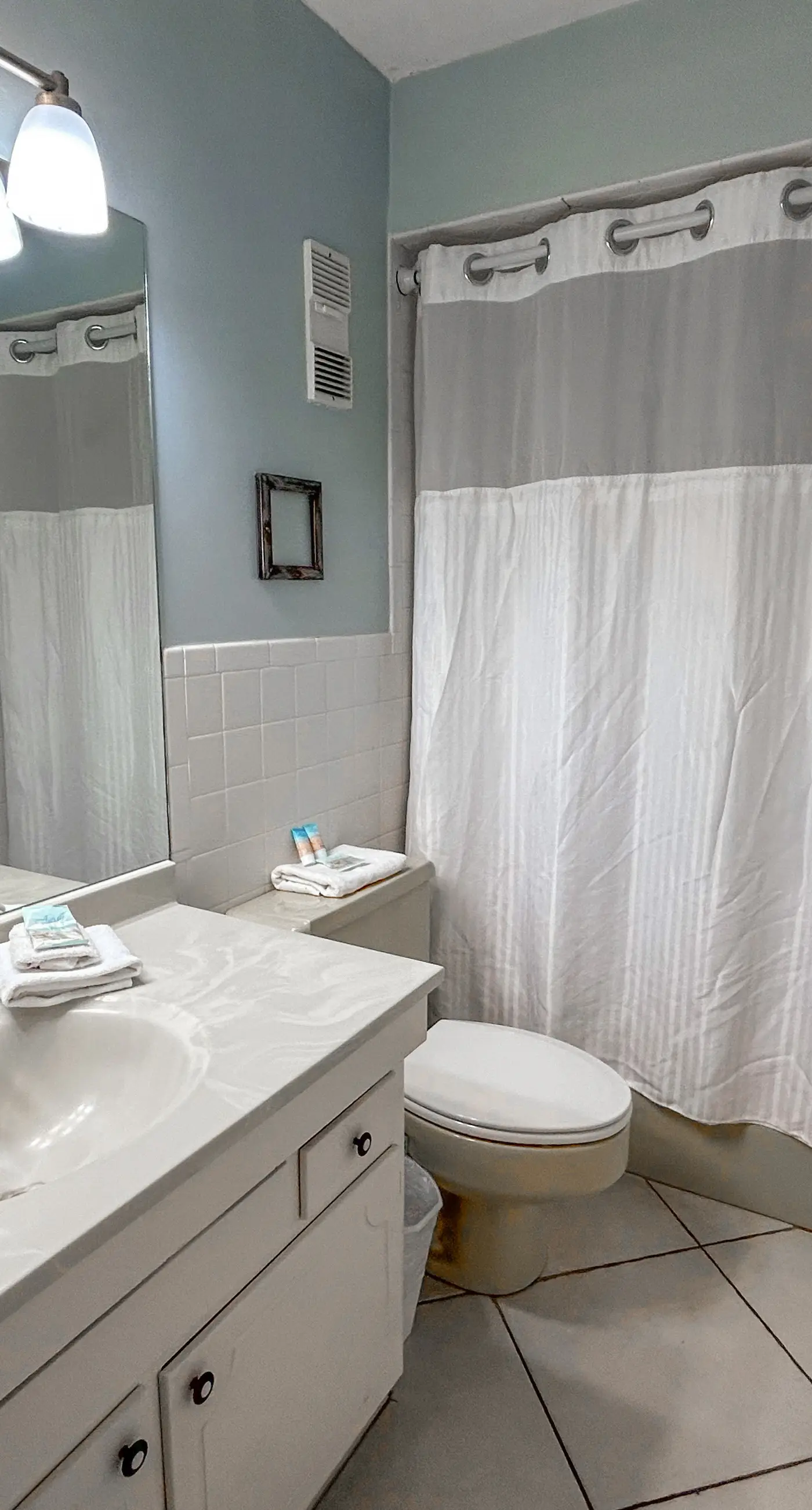 Beachfront Condo, gorgeous views, shared pool, hot tub, and beach access