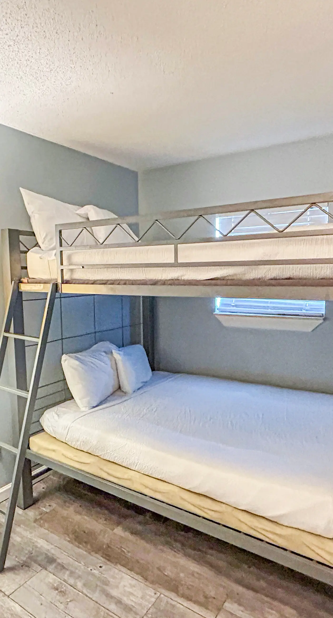 Beachfront Condo, gorgeous views, shared pool, hot tub, and beach access