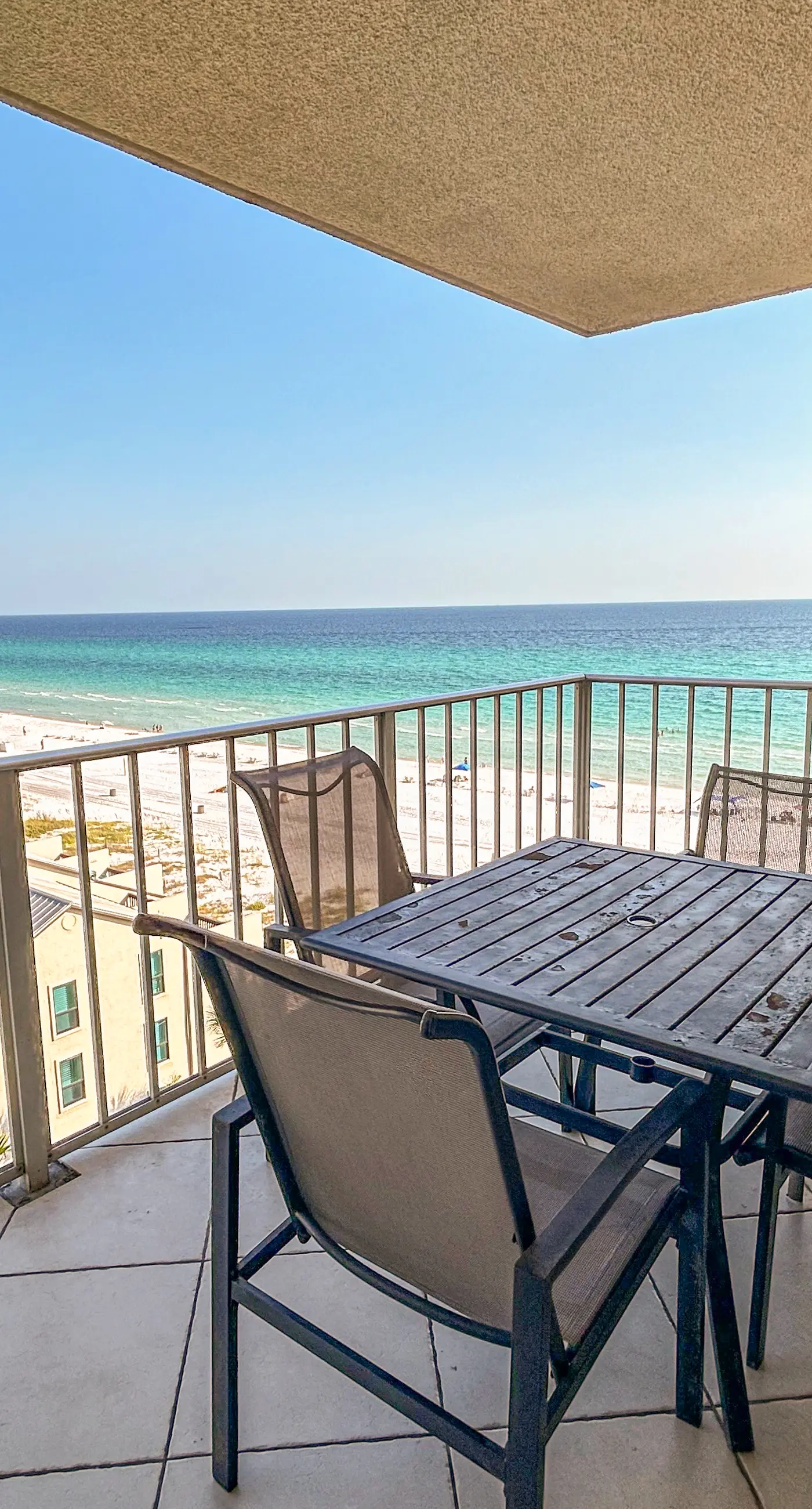 Beachfront Condo, gorgeous views, shared pool, hot tub, and beach access