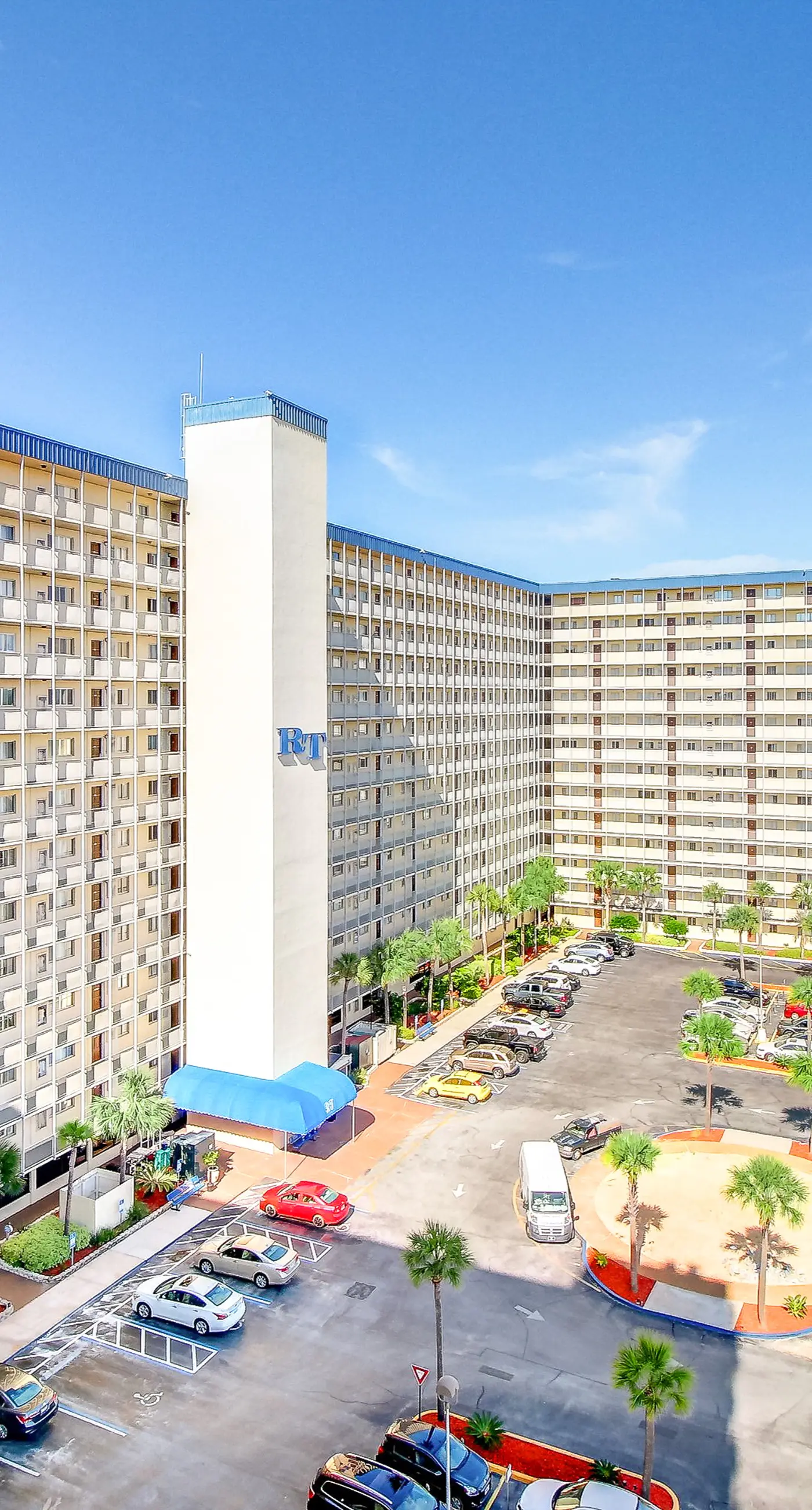 Beachfront Condo, gorgeous views, shared pool, hot tub, and beach access