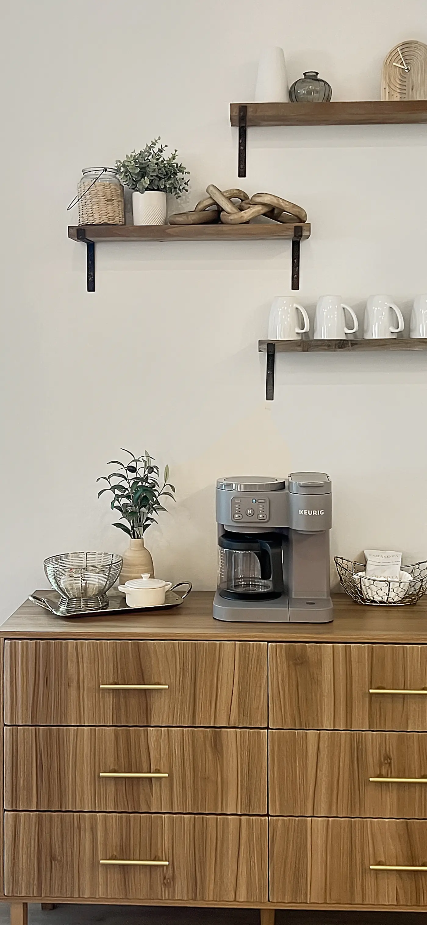 Gorgeous coastal home with plenty of space, close to beach and Pet friendly