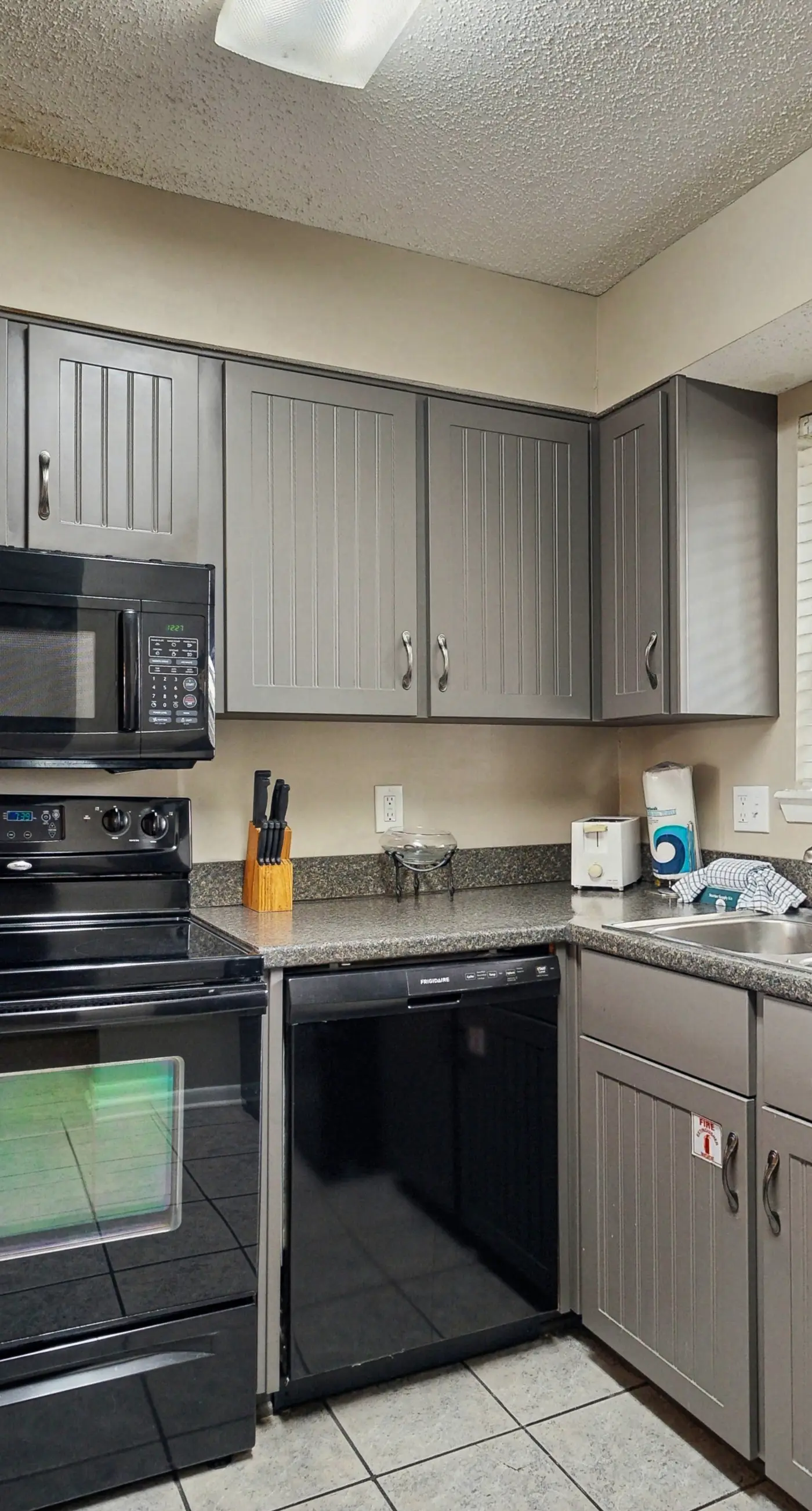 Resort condo with balcony, pools, hot tub & gym - near beach