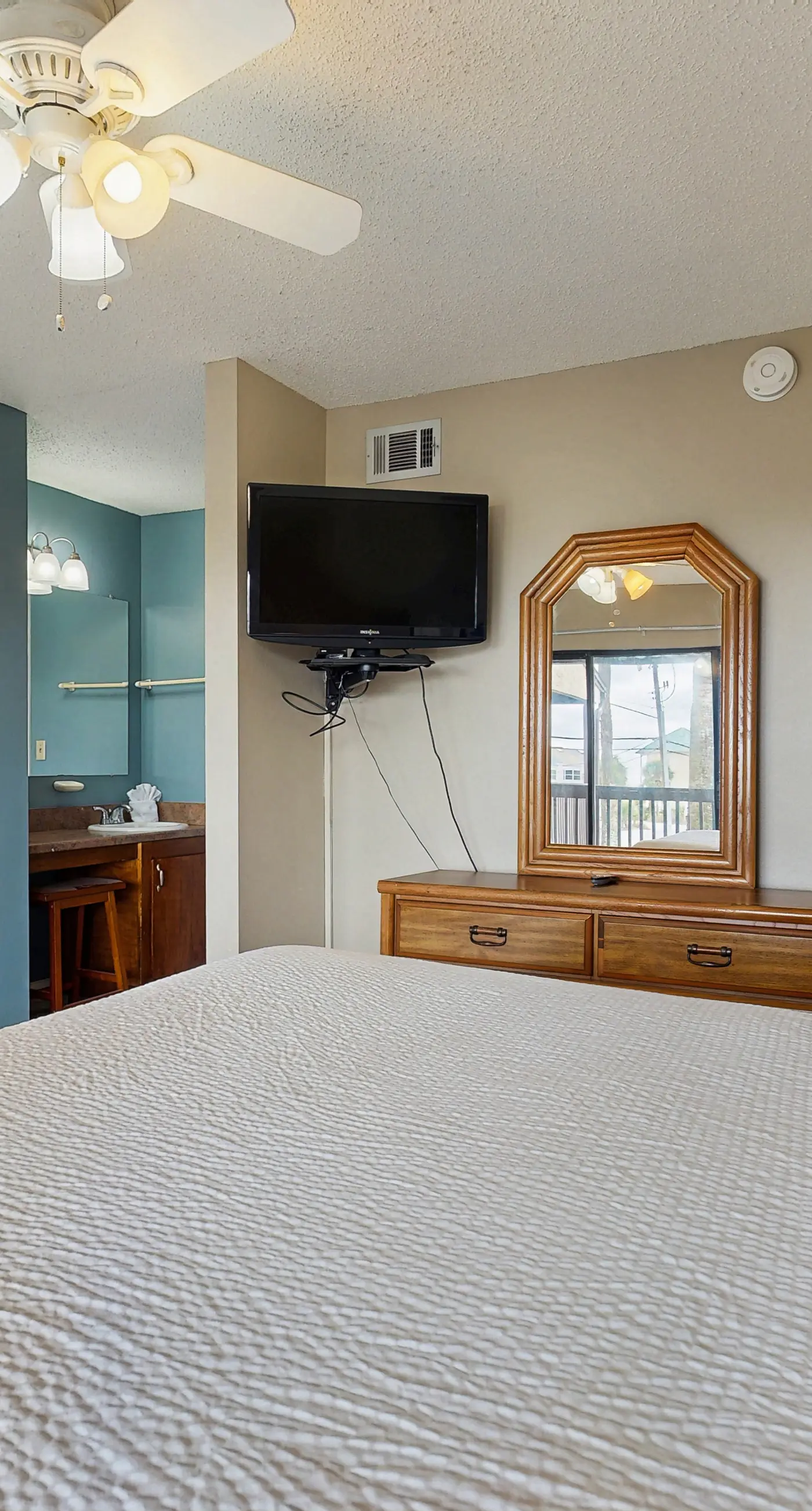 Resort condo with balcony, pools, hot tub & gym - near beach