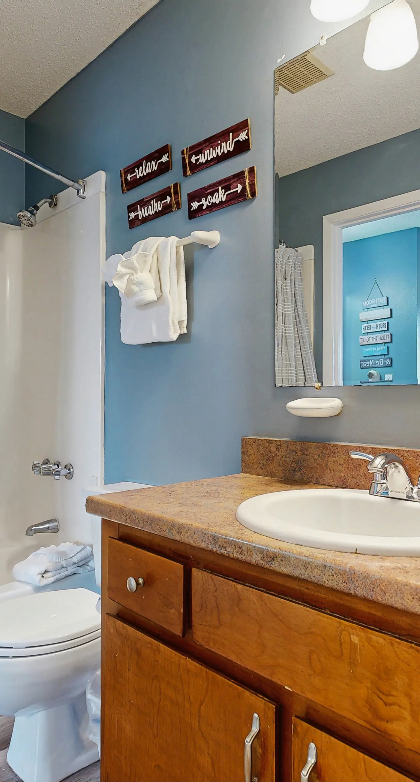Resort condo with balcony, pools, hot tub & gym - near beach