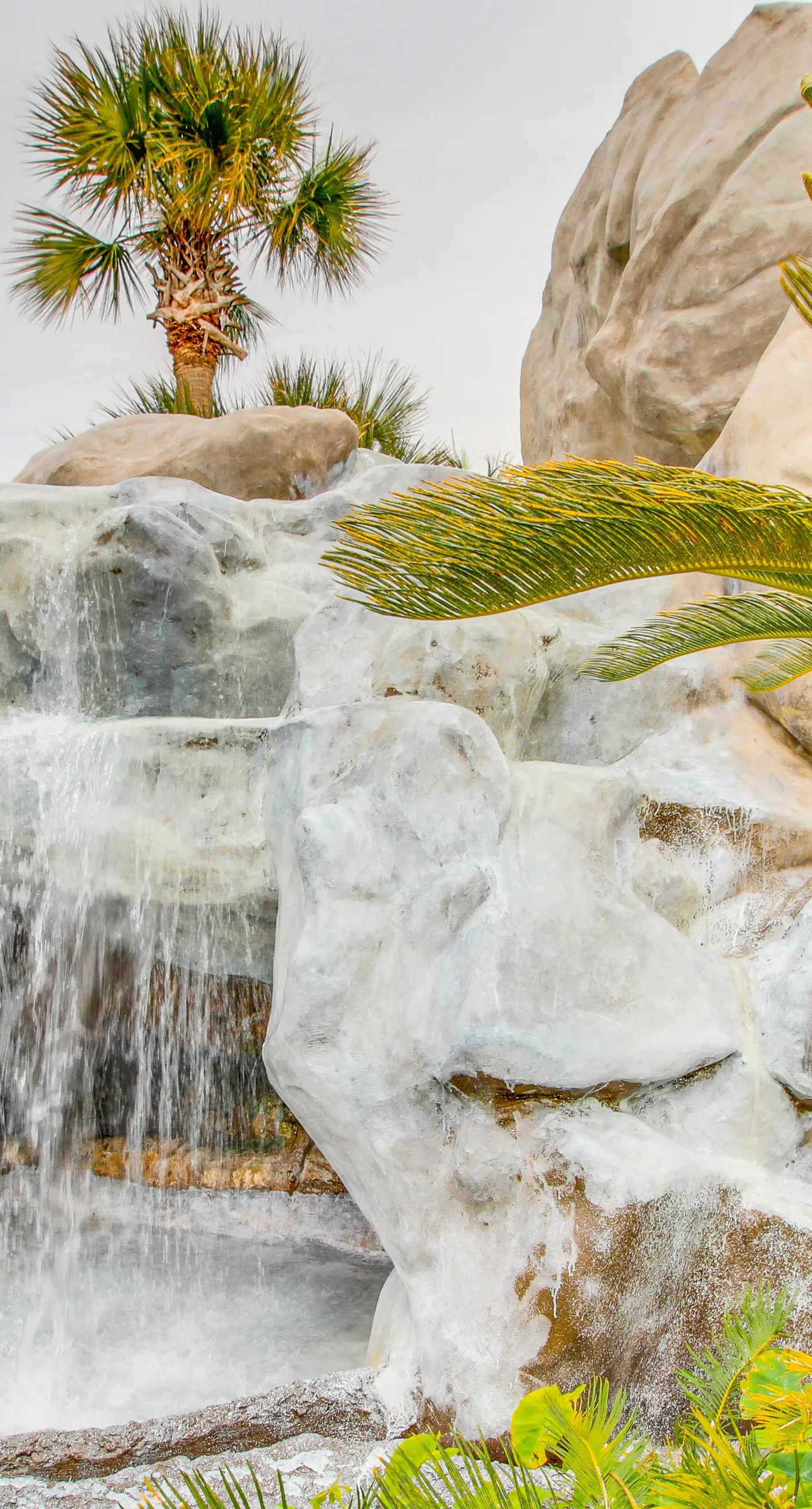 Resort condo with balcony, pools, hot tub & gym - near beach