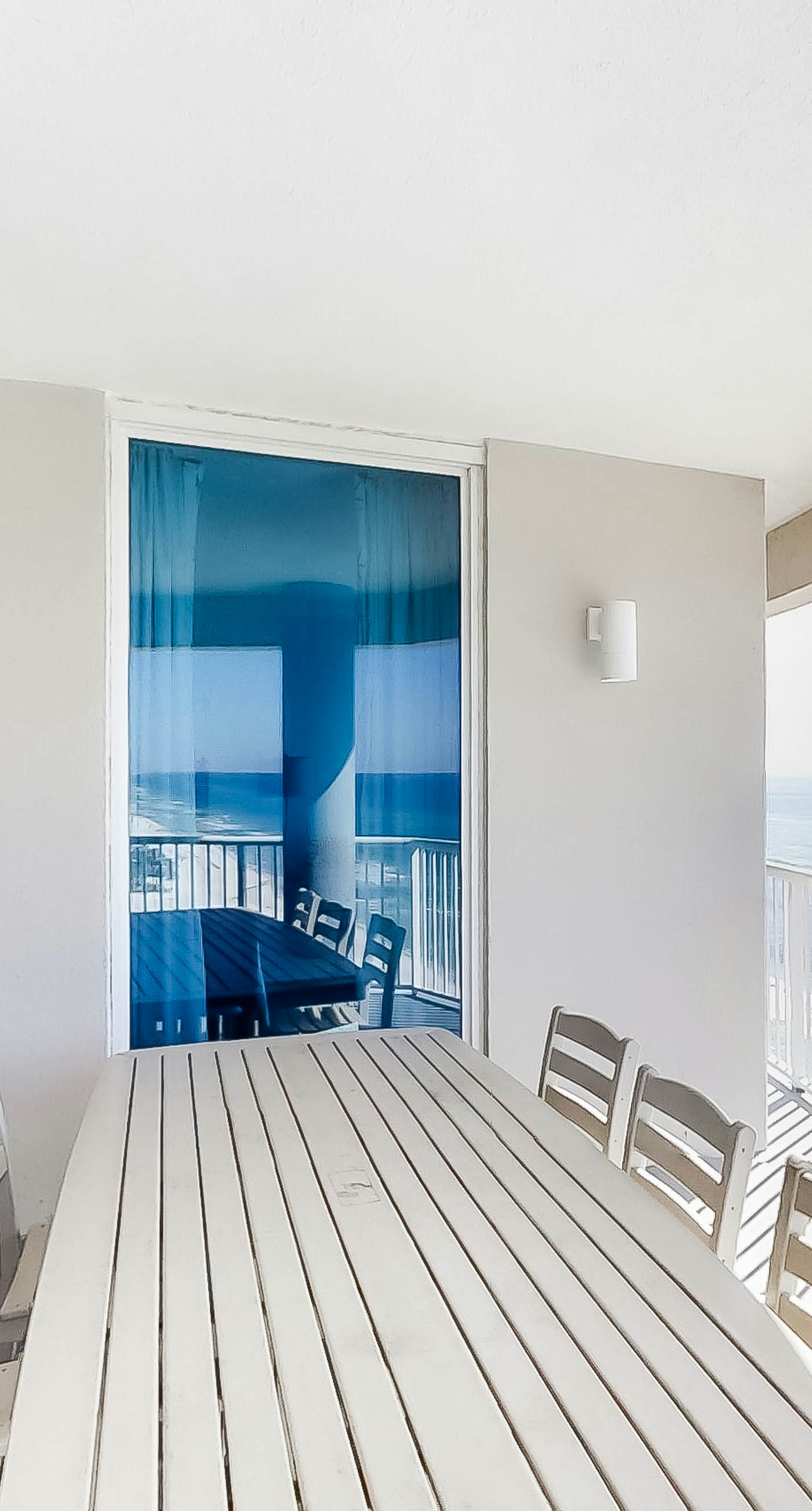 Perfect getaway on the water with balcony - central location