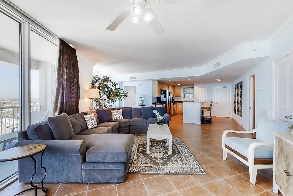 Perfect getaway on the water with balcony - central location