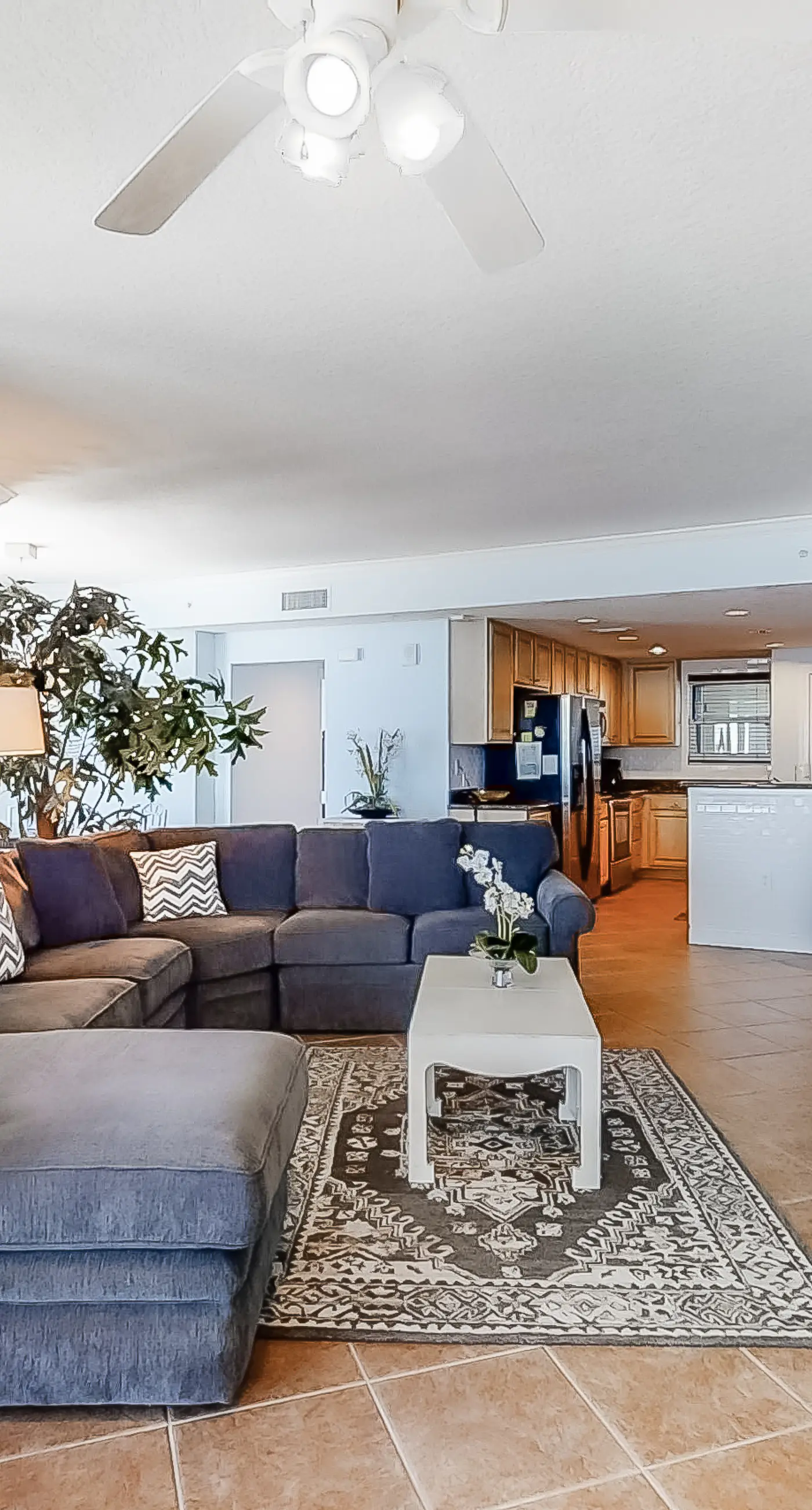 Perfect getaway on the water with balcony - central location