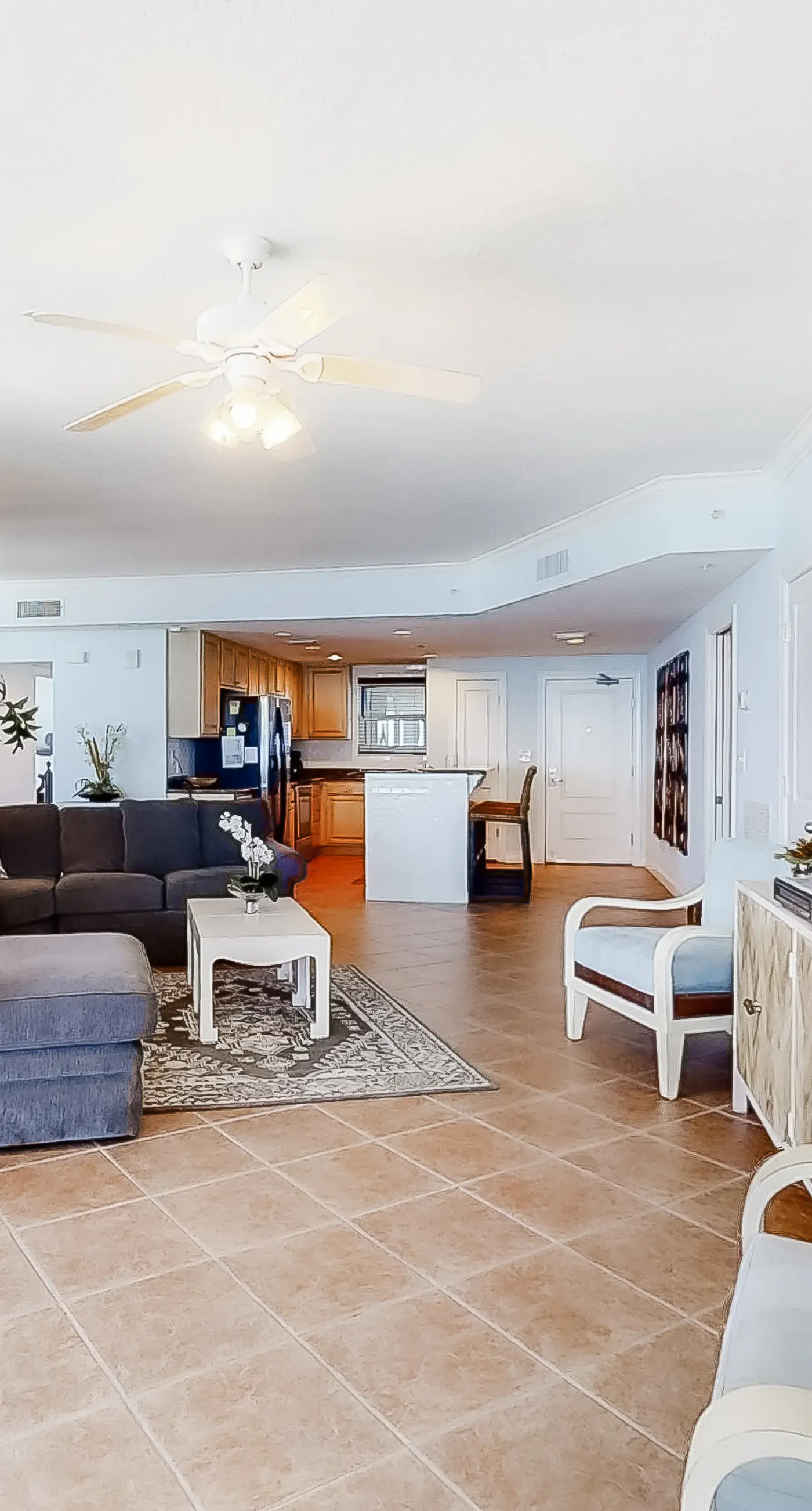 Perfect getaway on the water with balcony - central location