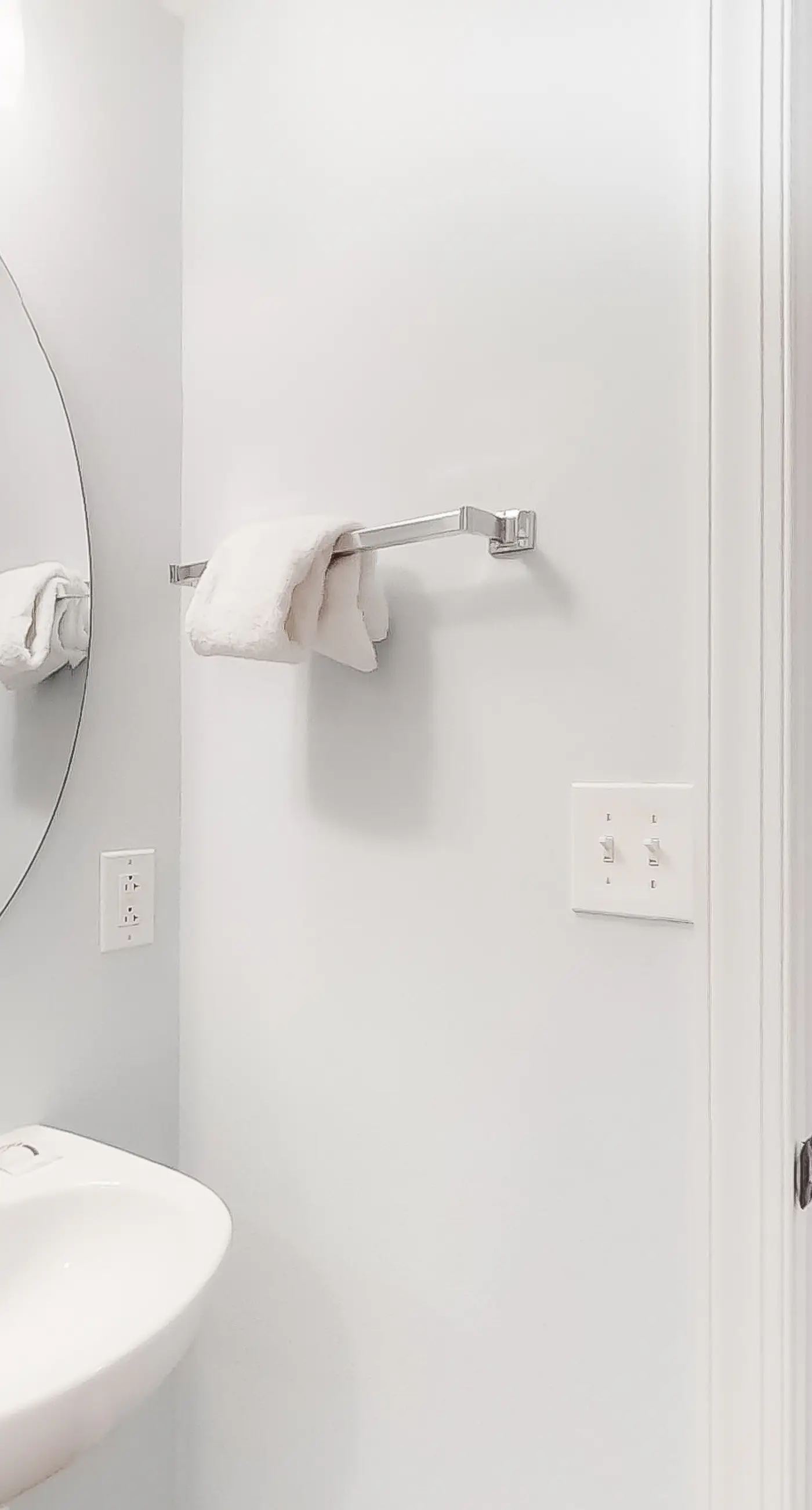 Perfect getaway on the water with balcony - central location