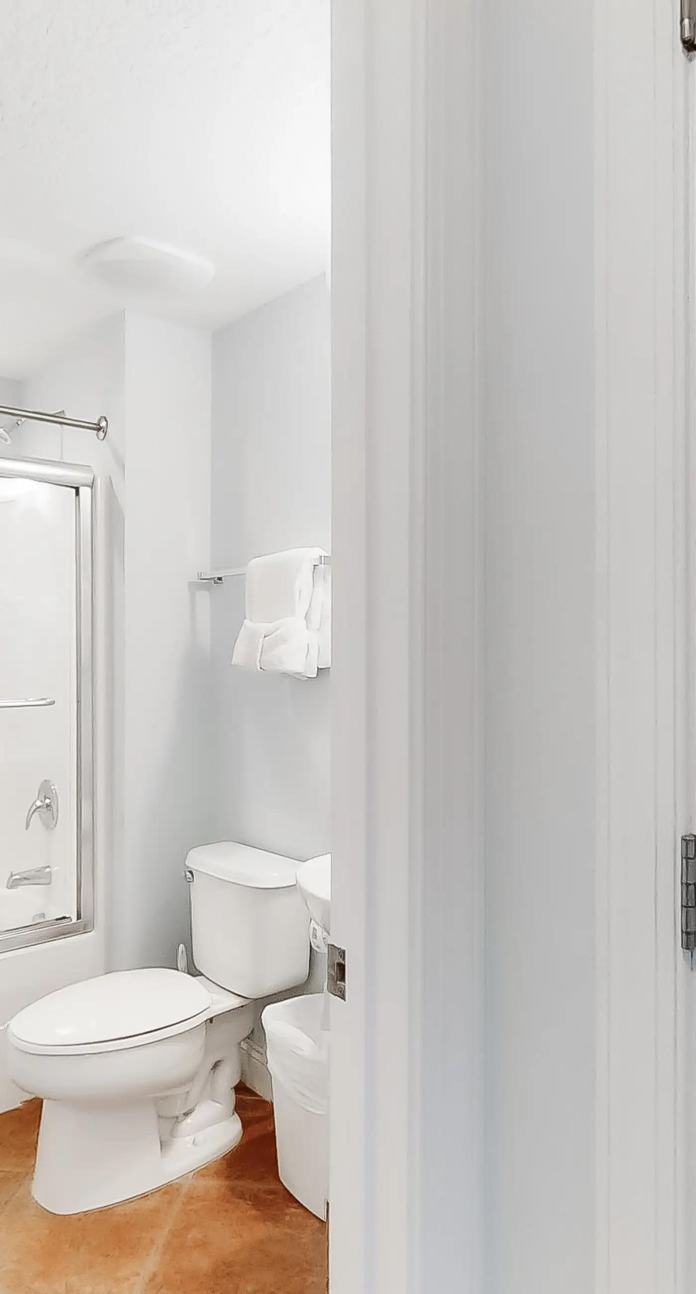 Perfect getaway on the water with balcony - central location