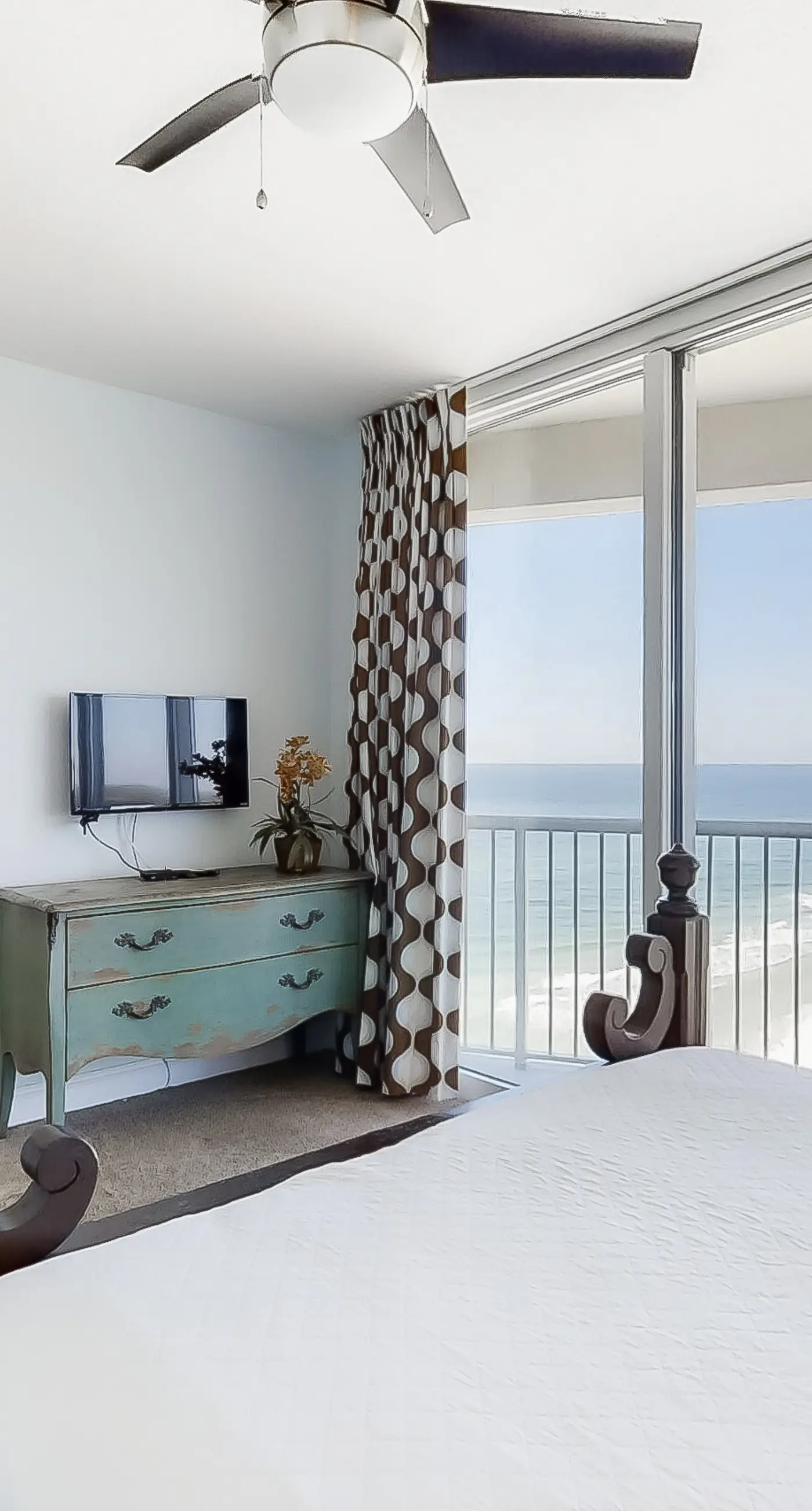 Perfect getaway on the water with balcony - central location