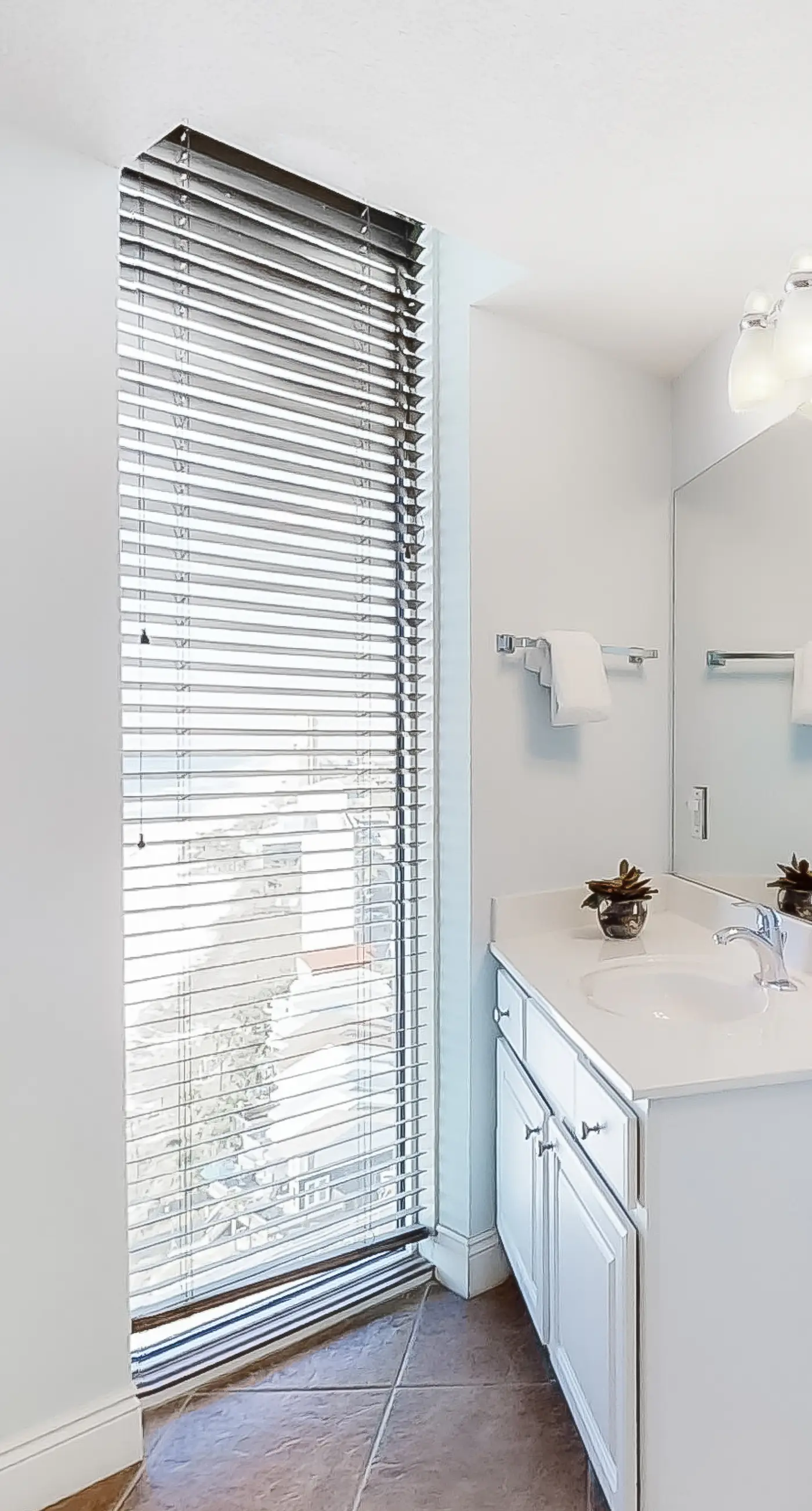 Perfect getaway on the water with balcony - central location