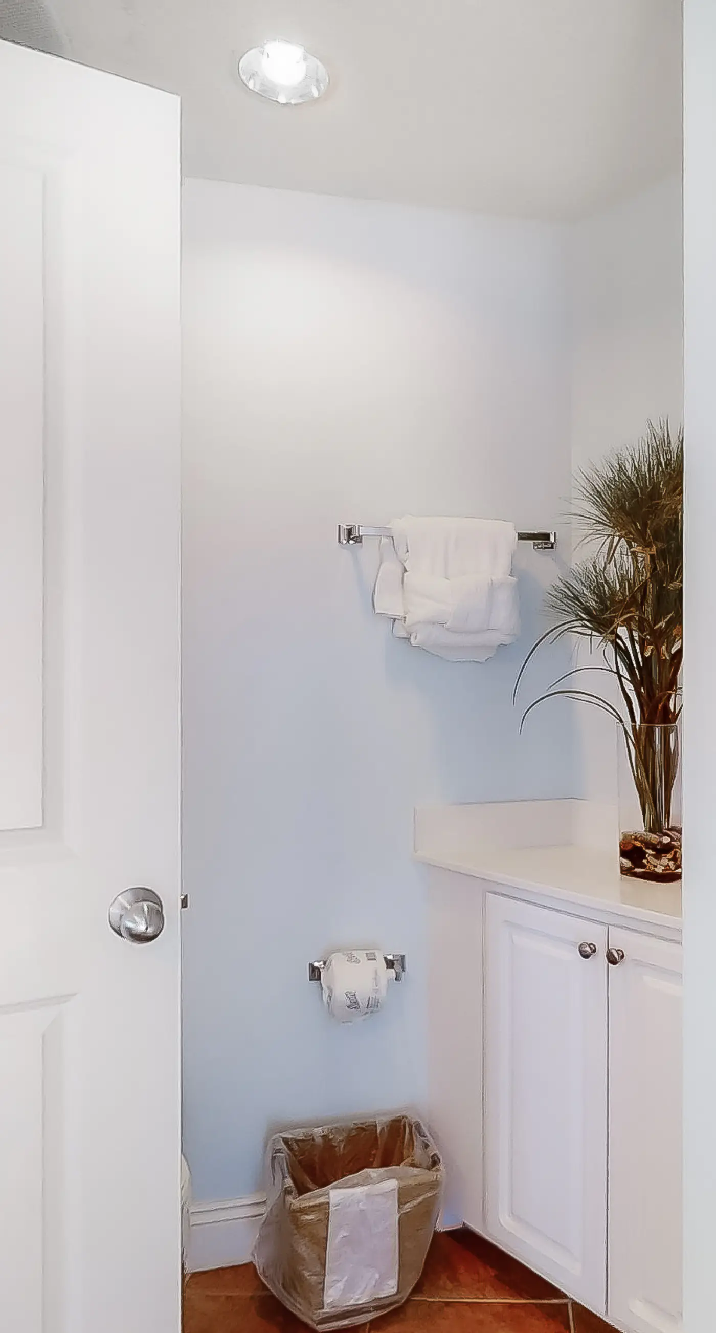 Perfect getaway on the water with balcony - central location