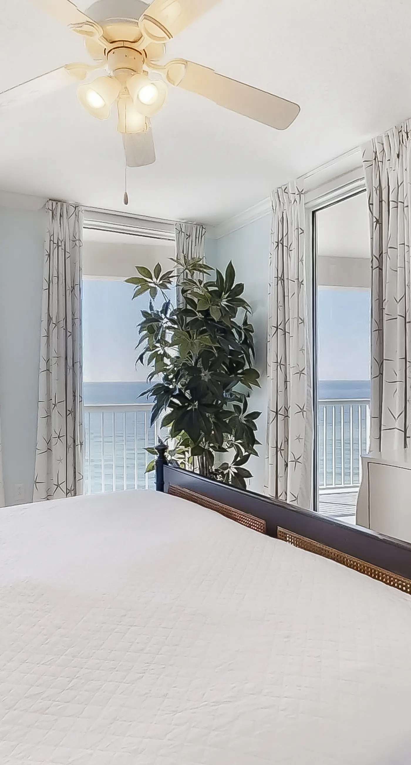 Perfect getaway on the water with balcony - central location