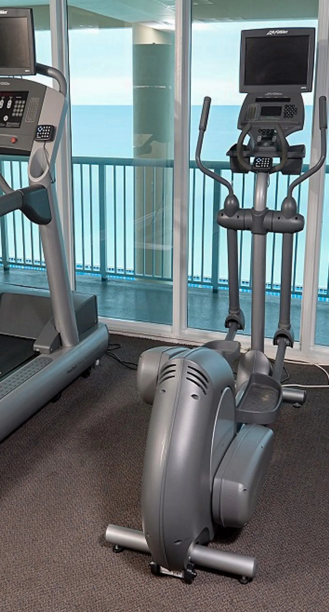 Perfect getaway on the water with balcony - central location