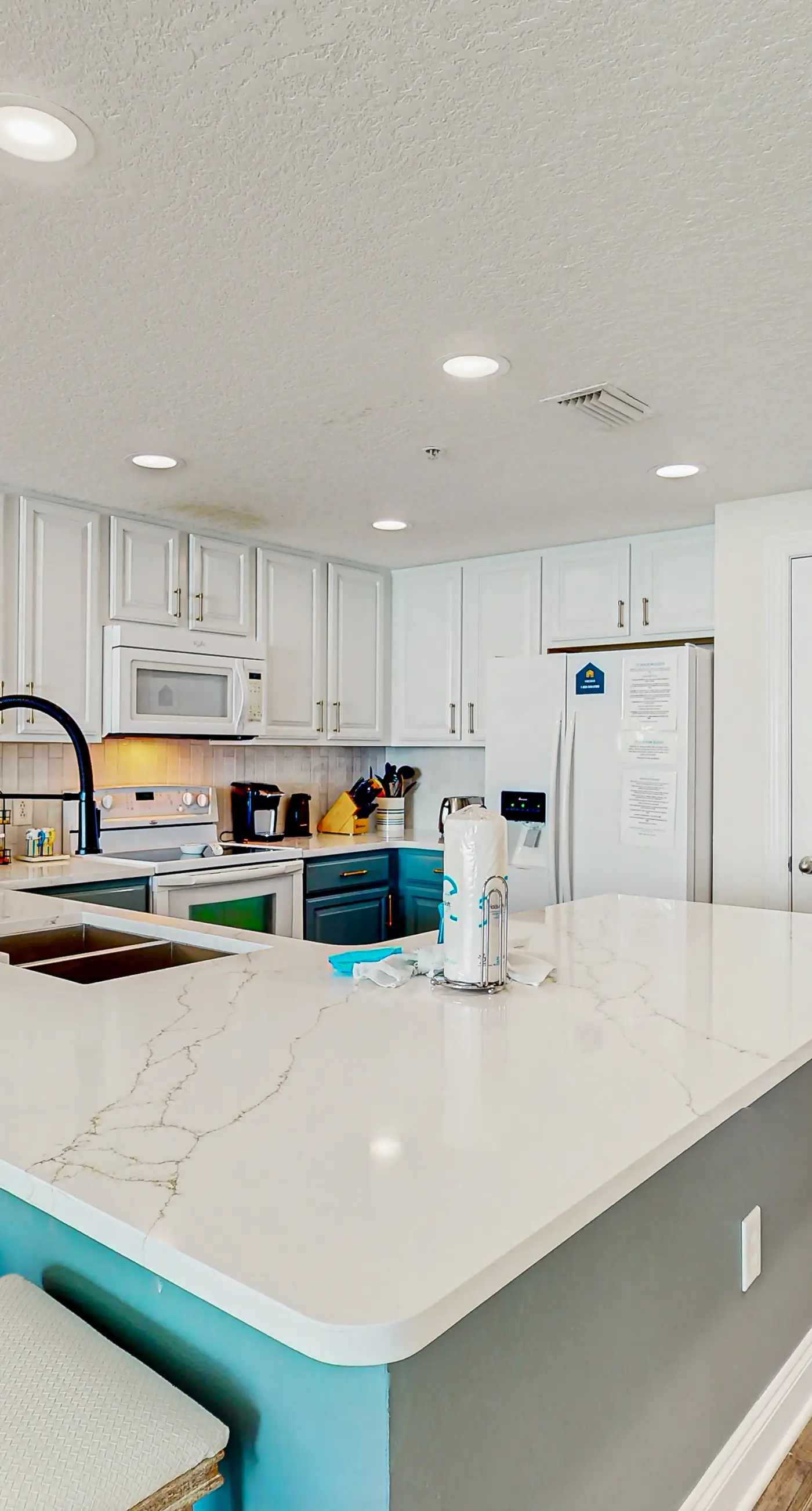 Modern, Gulf-front condo with pool, hot tub & high-speed WiFi