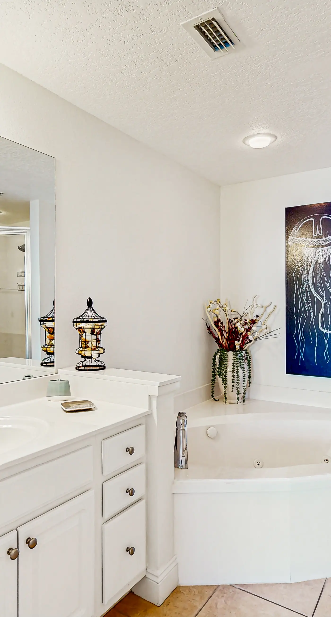 Modern, Gulf-front condo with pool, hot tub & high-speed WiFi