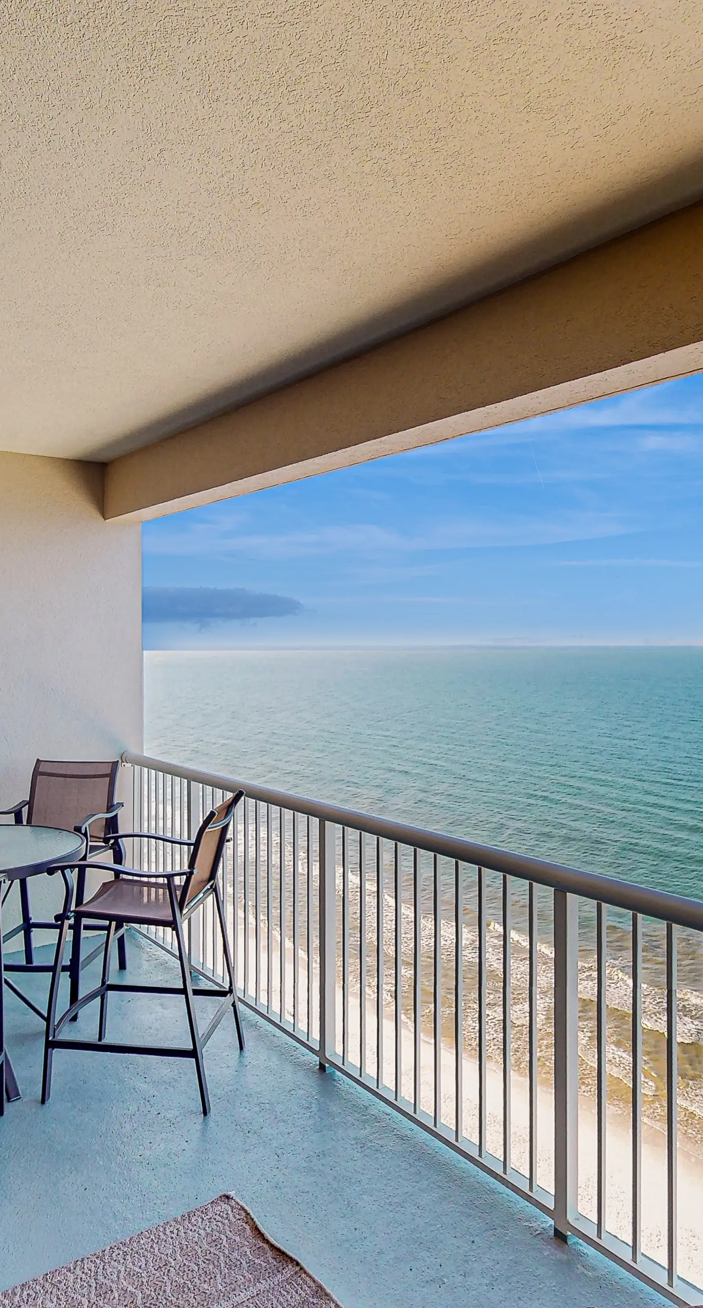 Spacious getaway on the Gulf of Mexico with balcony & beach access