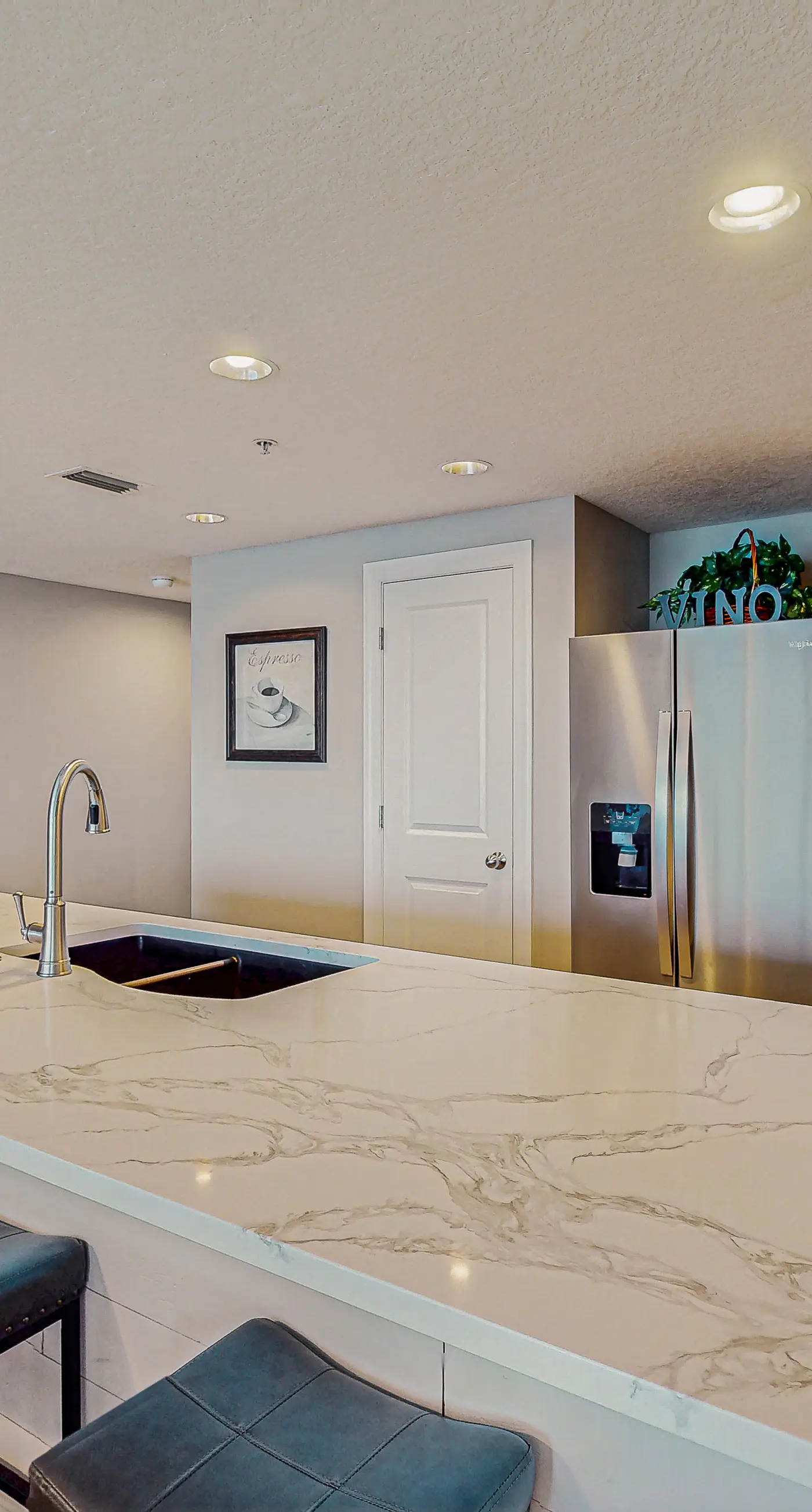 Spacious getaway on the Gulf of Mexico with balcony & beach access