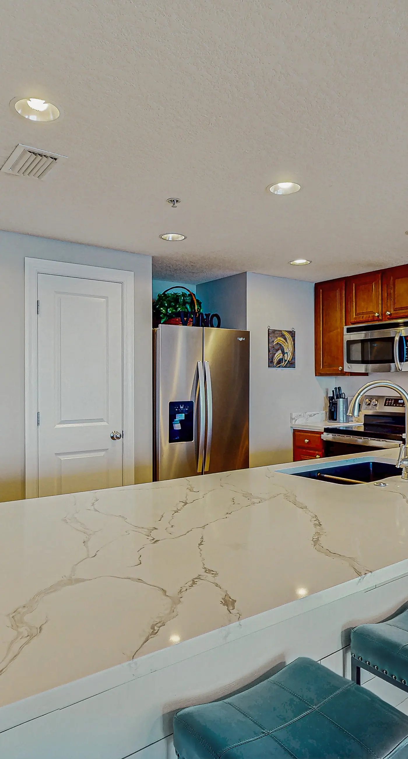 Spacious getaway on the Gulf of Mexico with balcony & beach access