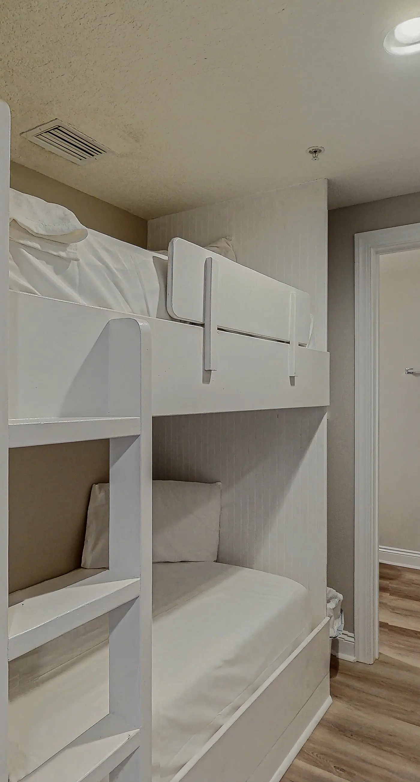 Spacious getaway on the Gulf of Mexico with balcony & beach access