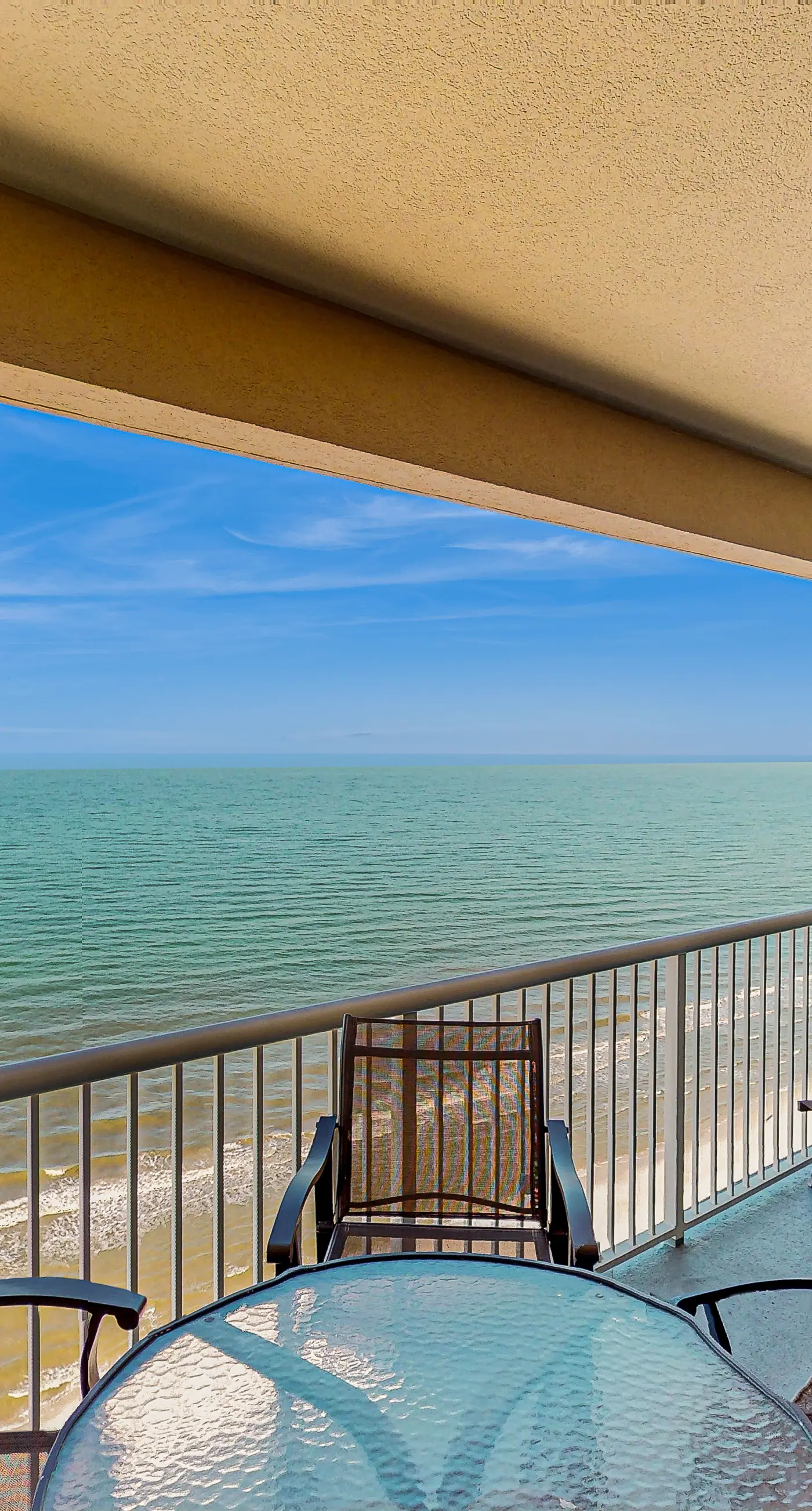 Spacious getaway on the Gulf of Mexico with balcony & beach access