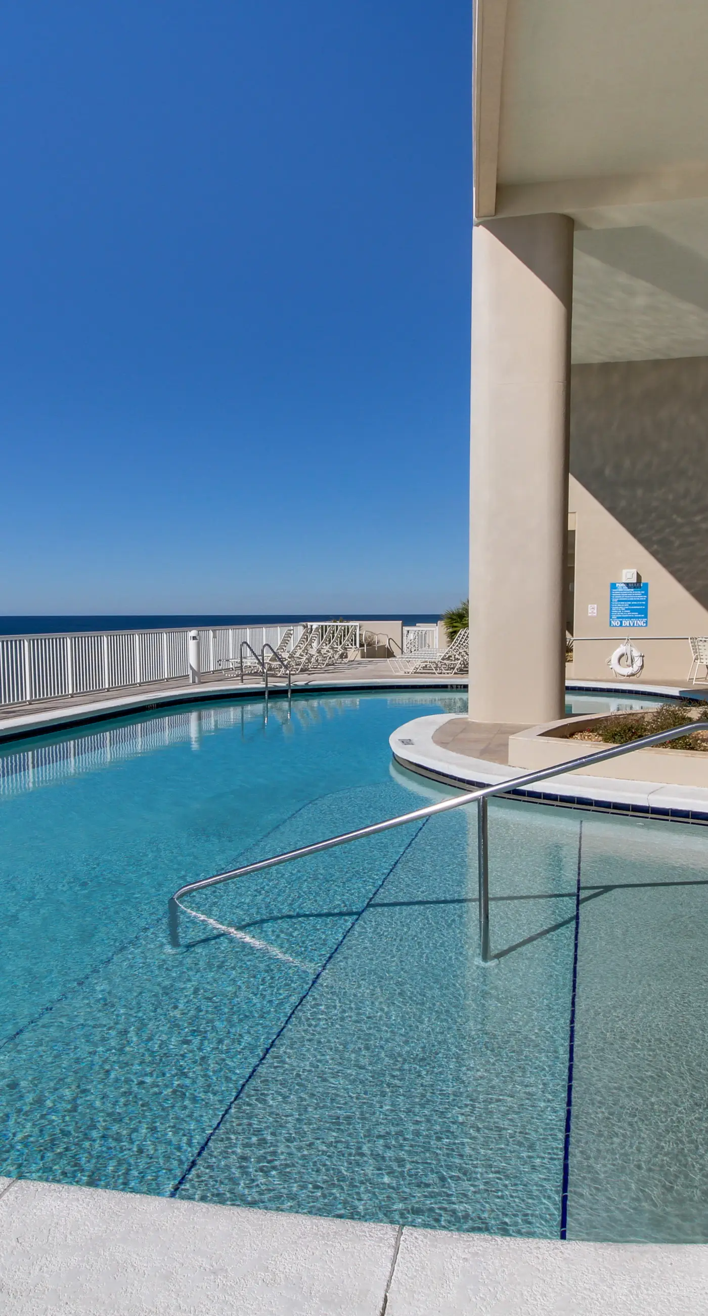 Spacious getaway on the Gulf of Mexico with balcony & beach access