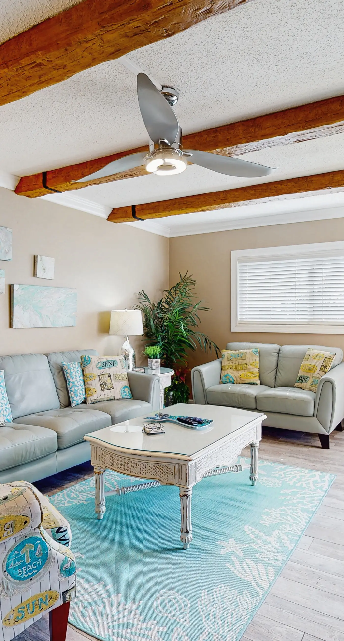 Spacious beachview condo, full kitchen, shared pool & beach access